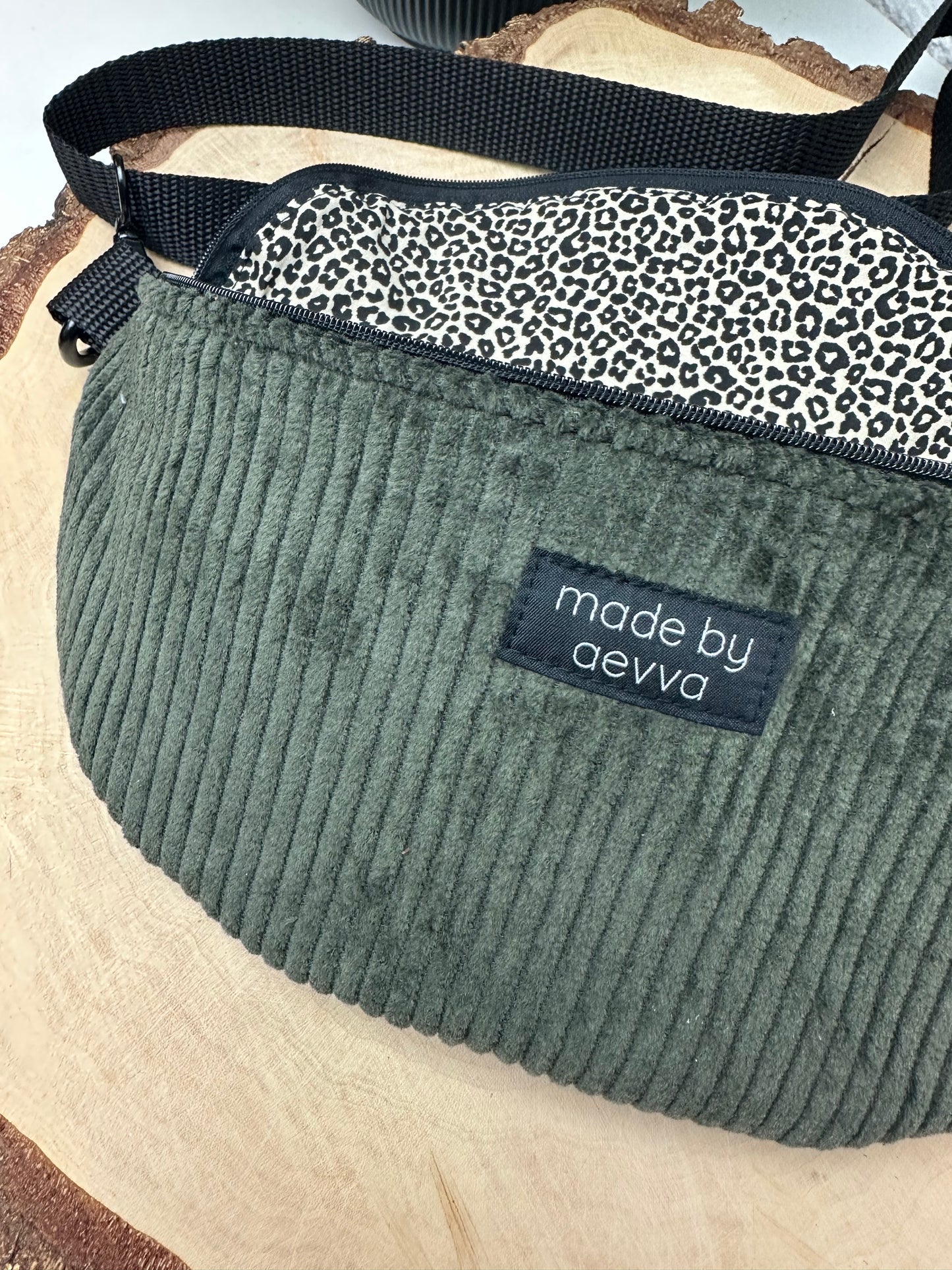 Midi Bauchtasche aus Cord in Olive mit Leomuster - Für Alltag und Freizeit - handgemacht in DE