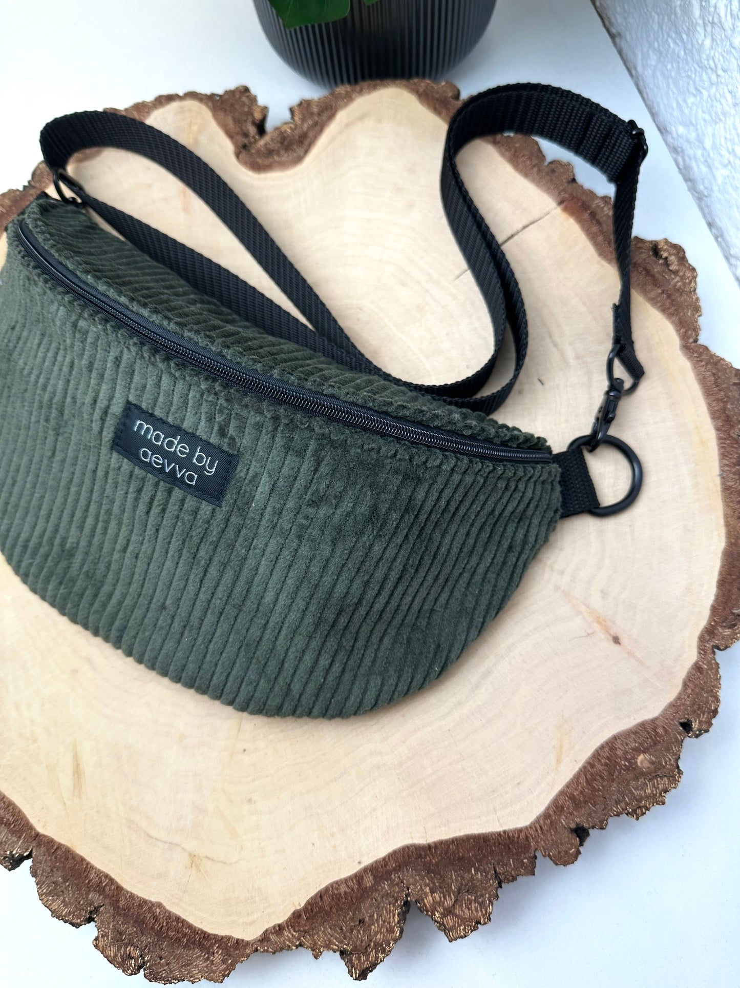 Handgemachte Midi Bauchtasche aus Cord in Olive - Für Alltag und Freizeit / made in Germany