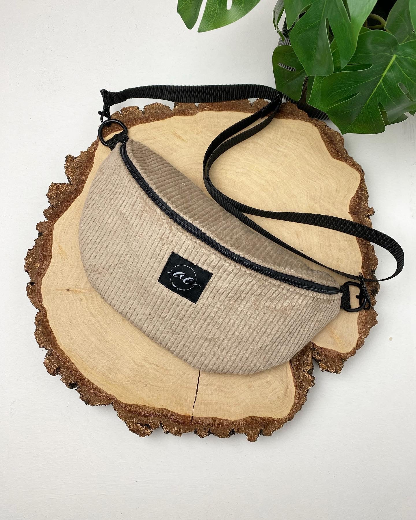 Große XL Bauchtasche aus Cord Stoff in beige mit Leo