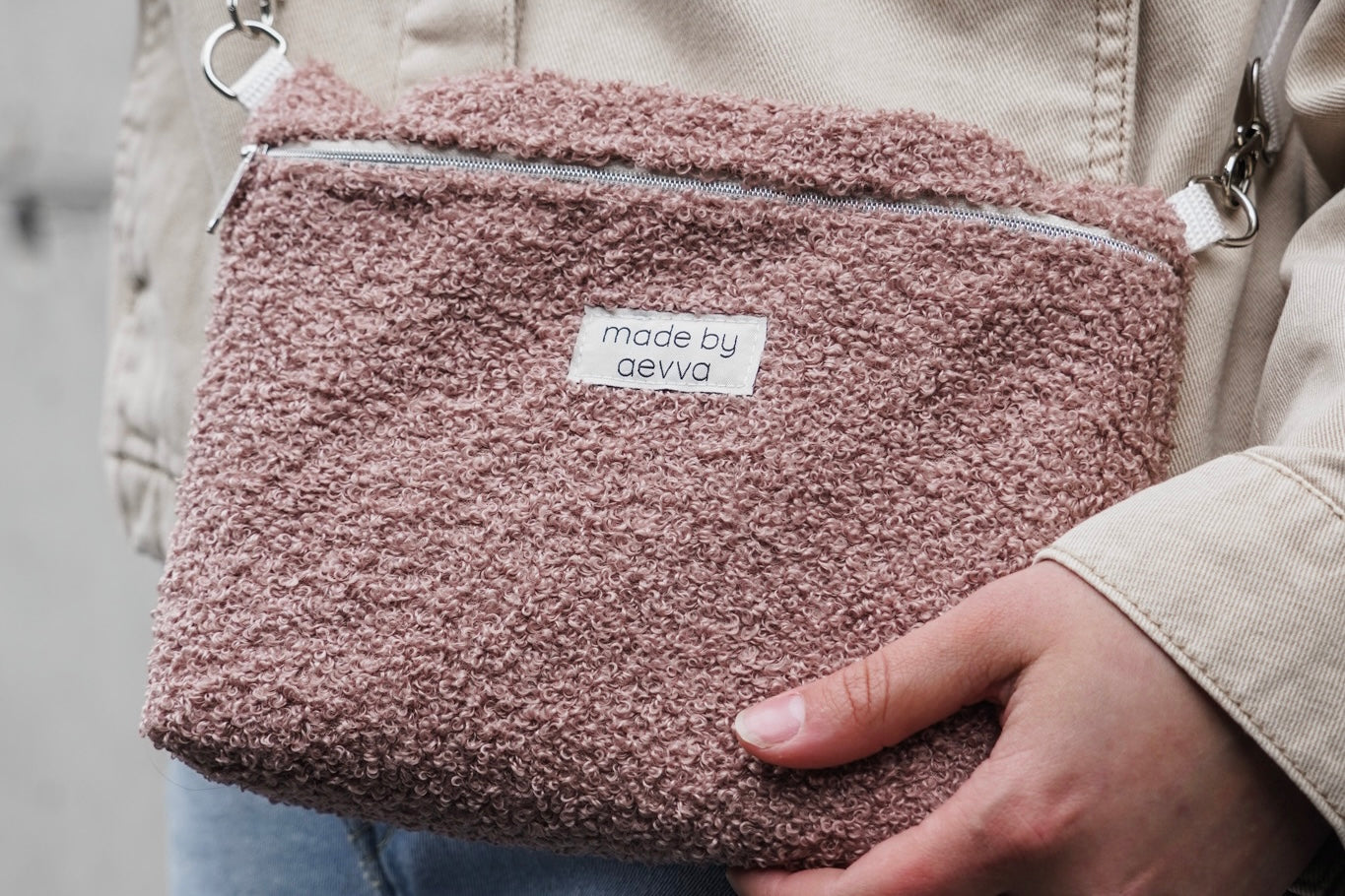 Umhängetasche in rosa aus Teddy-Stoff