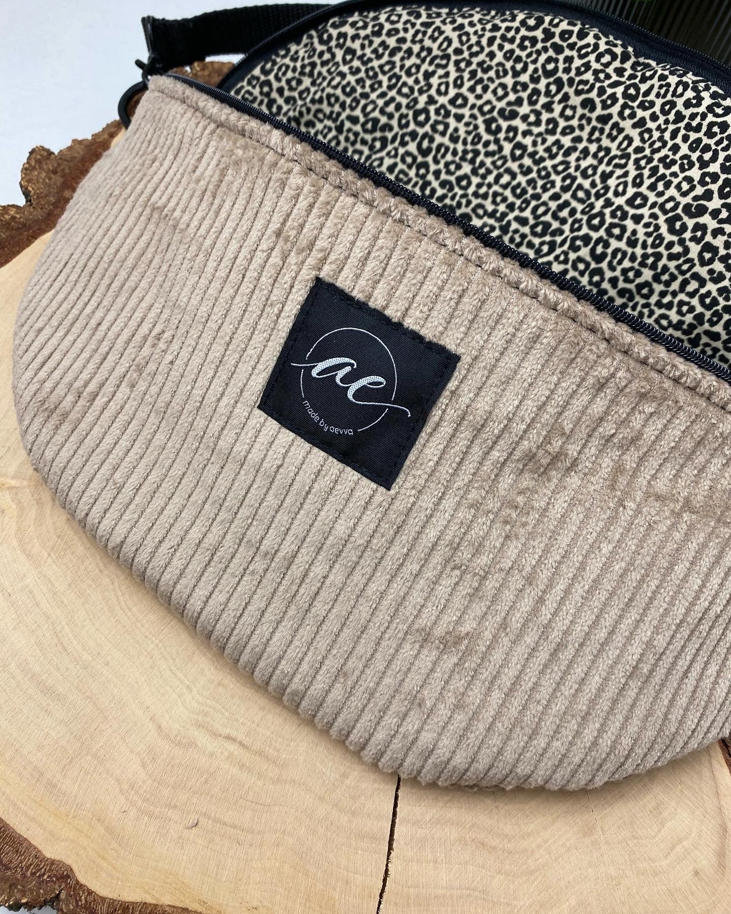 Große XL Bauchtasche aus Cord Stoff in beige mit Leo