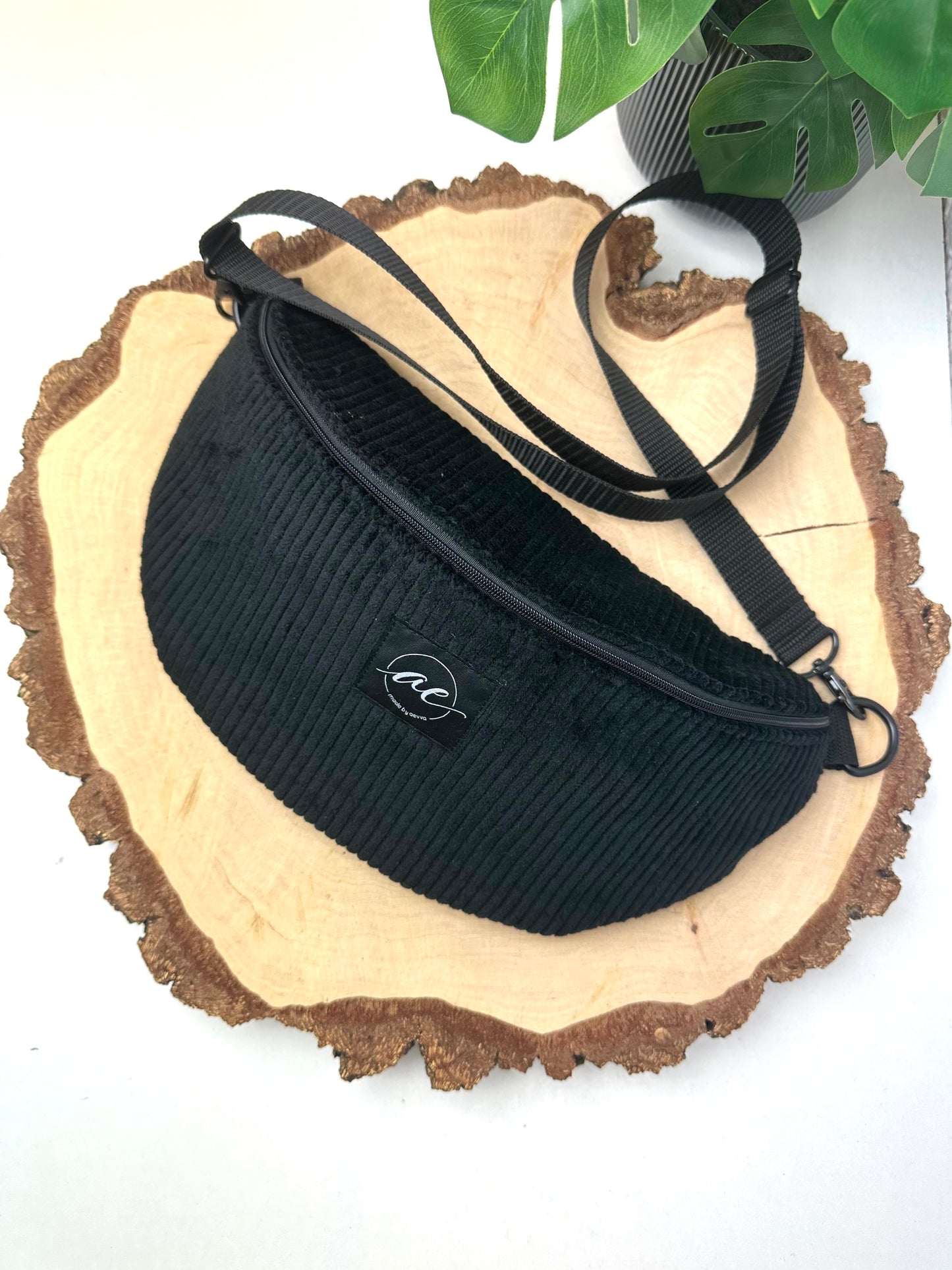XL Bauchtasche aus Cord Stoff in schwarz mit Leomuster mit Innentasche