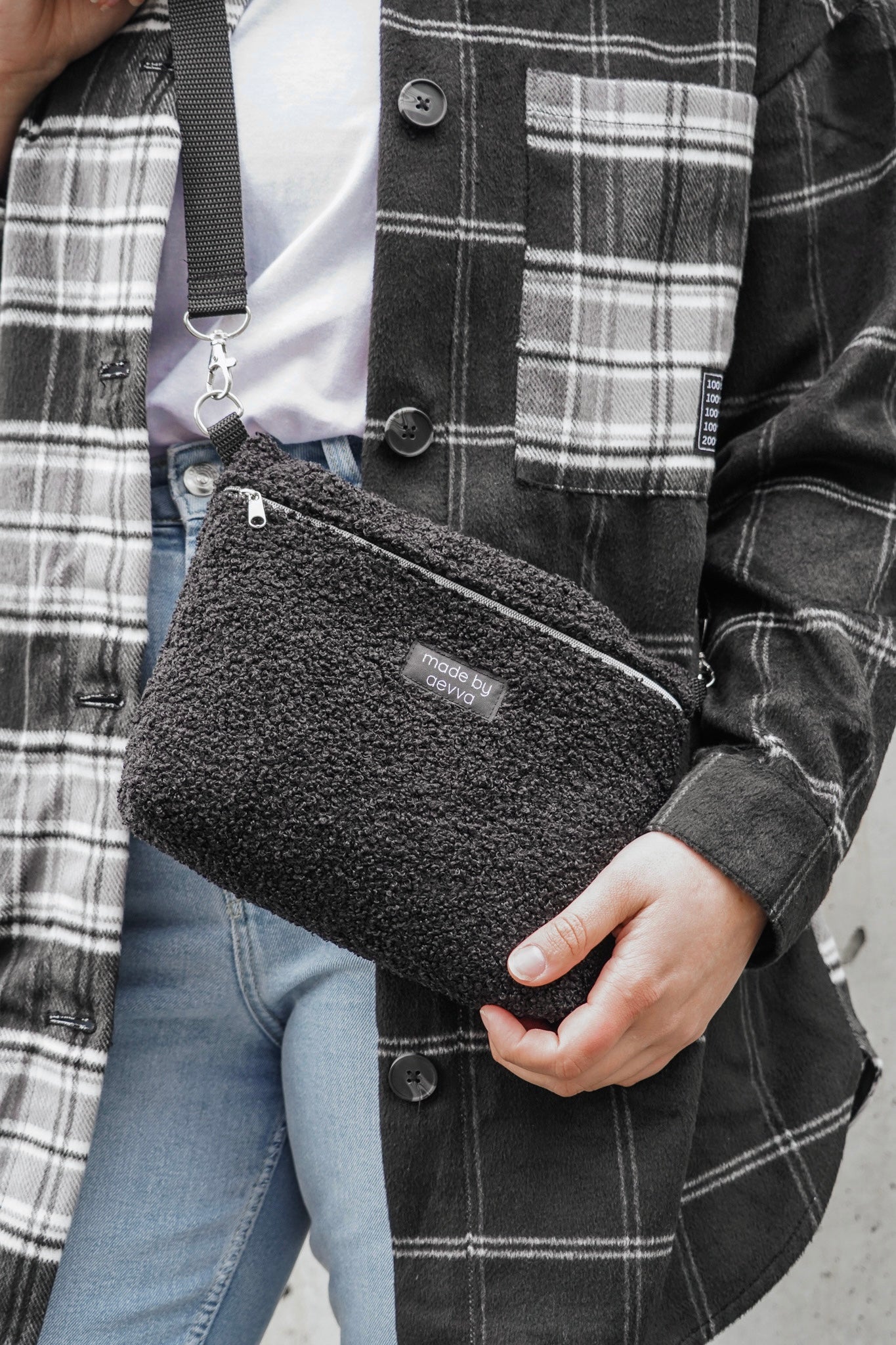 Umhängetasche in schwarz aus Teddy-Stoff