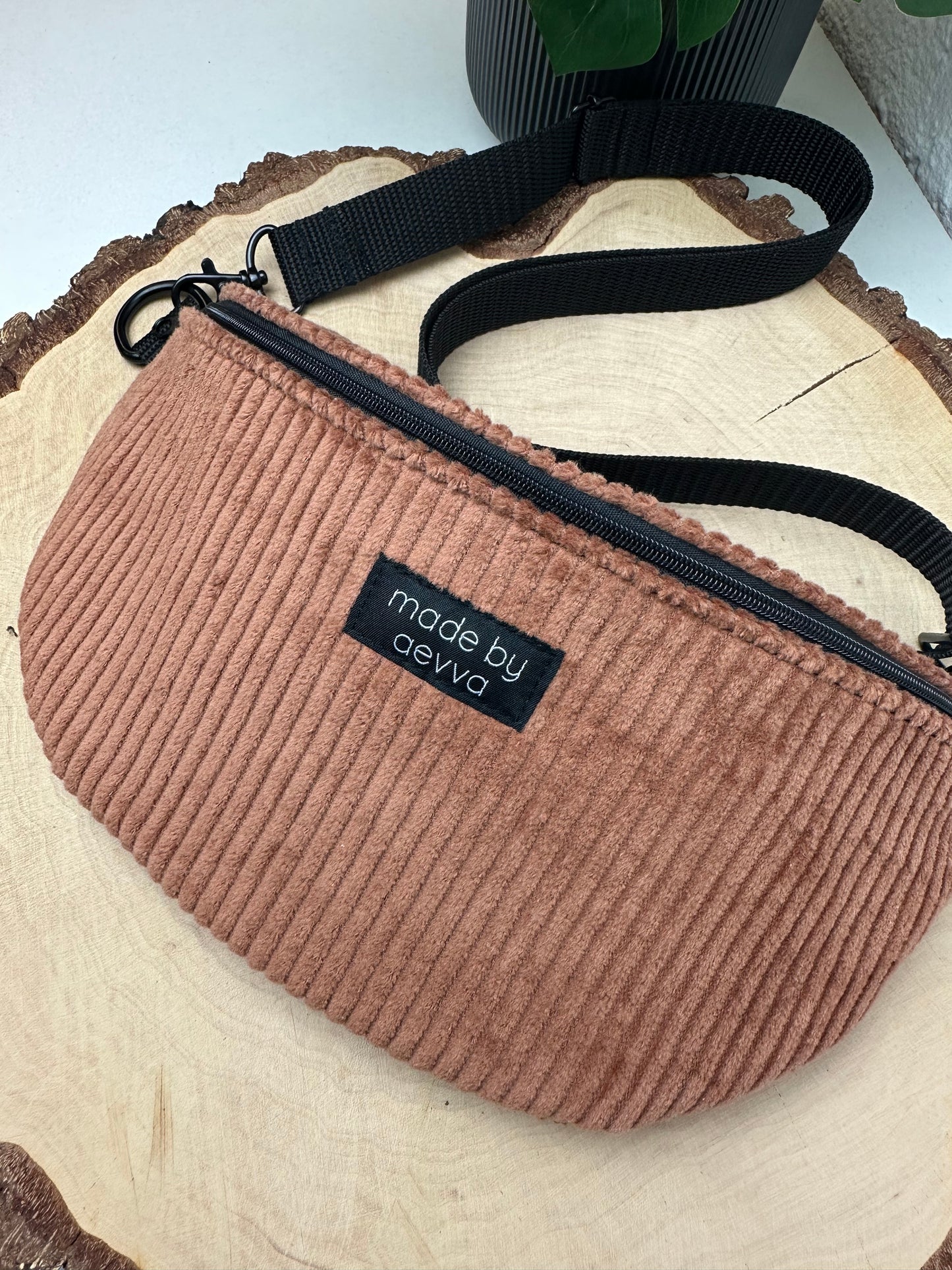 Midi Bauchtasche aus Cord in Kupfer mit Leo - Für Alltag und Freizeit - handgemacht in DE