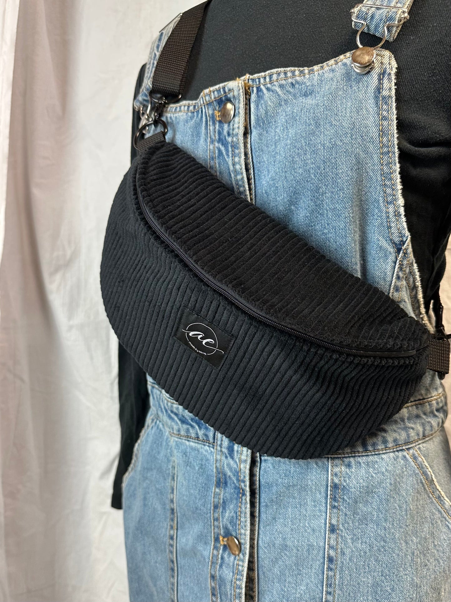 Große XL Bauchtasche aus Cord Stoff in schwarz mit Avocado Muster und Innentasche - Für Alltag und Freizeit