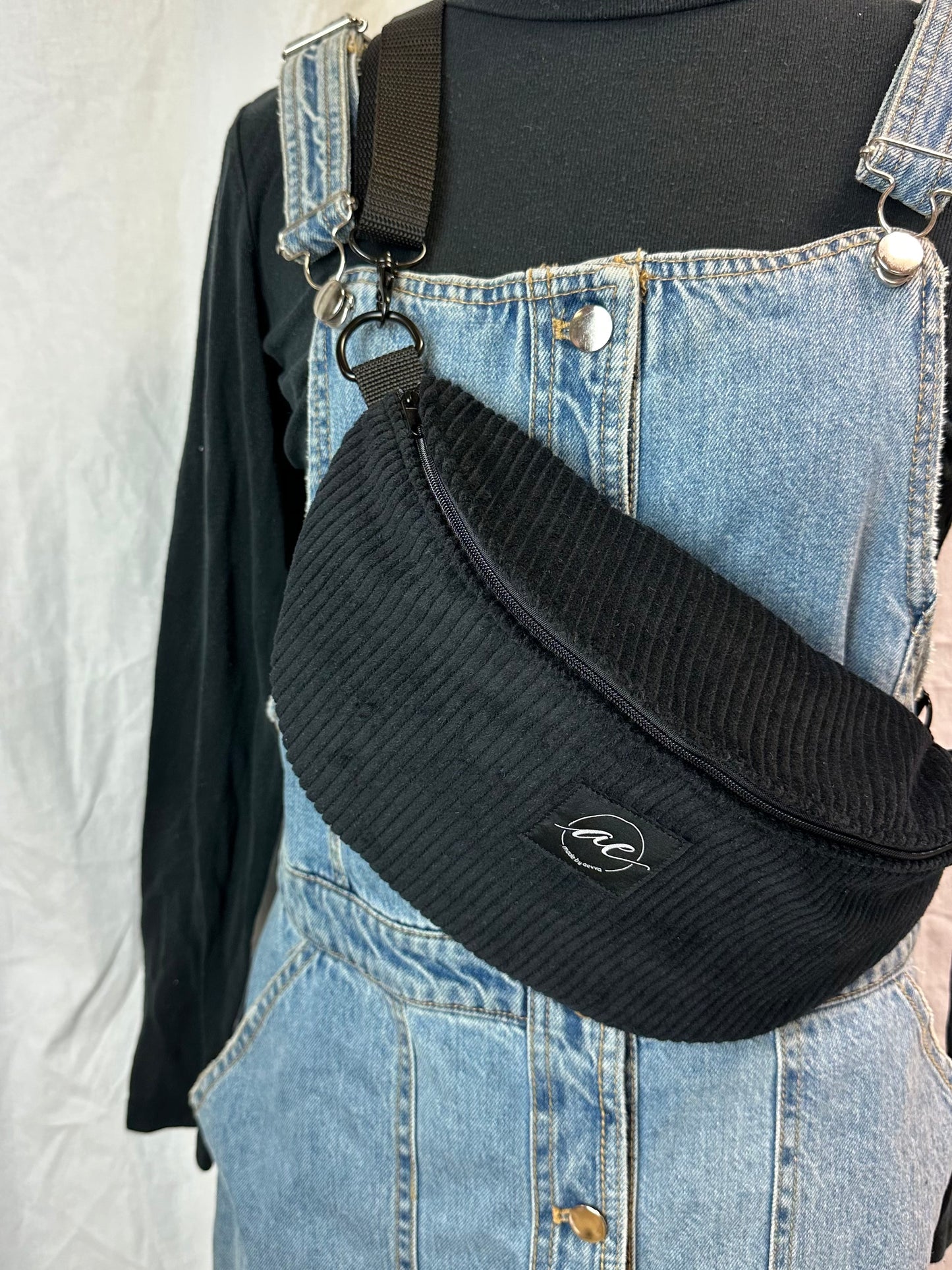 Große XL Bauchtasche aus Cord Stoff in schwarz mit Avocado Muster und Innentasche - Für Alltag und Freizeit