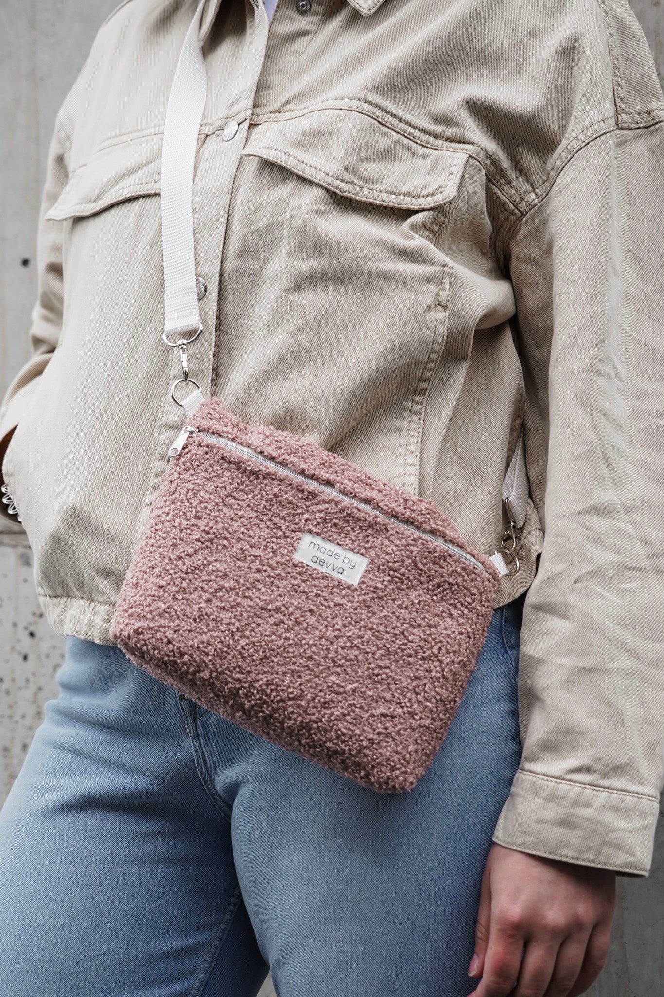 Umhängetasche in rosa aus Teddy-Stoff