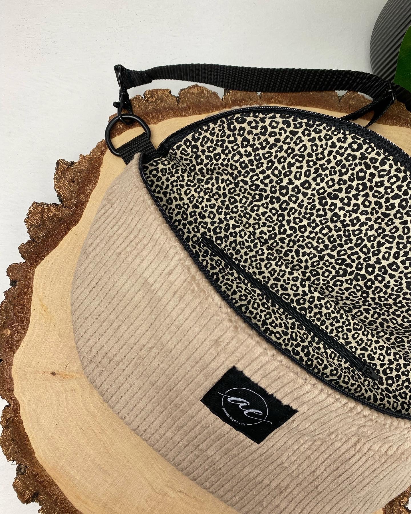 Große XL Bauchtasche aus Cord Stoff in beige mit Leo