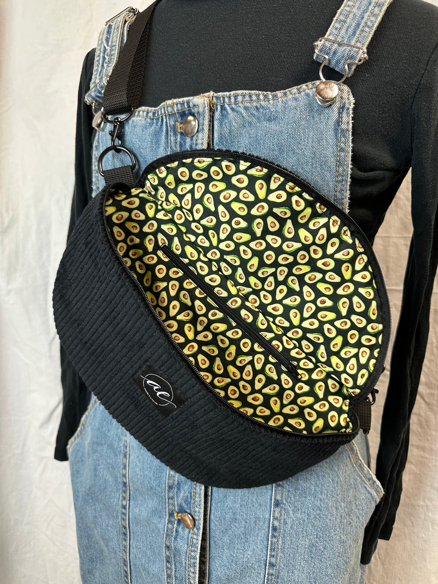 Große XL Bauchtasche aus Cord Stoff in schwarz mit Avocado Muster und Innentasche - Für Alltag und Freizeit
