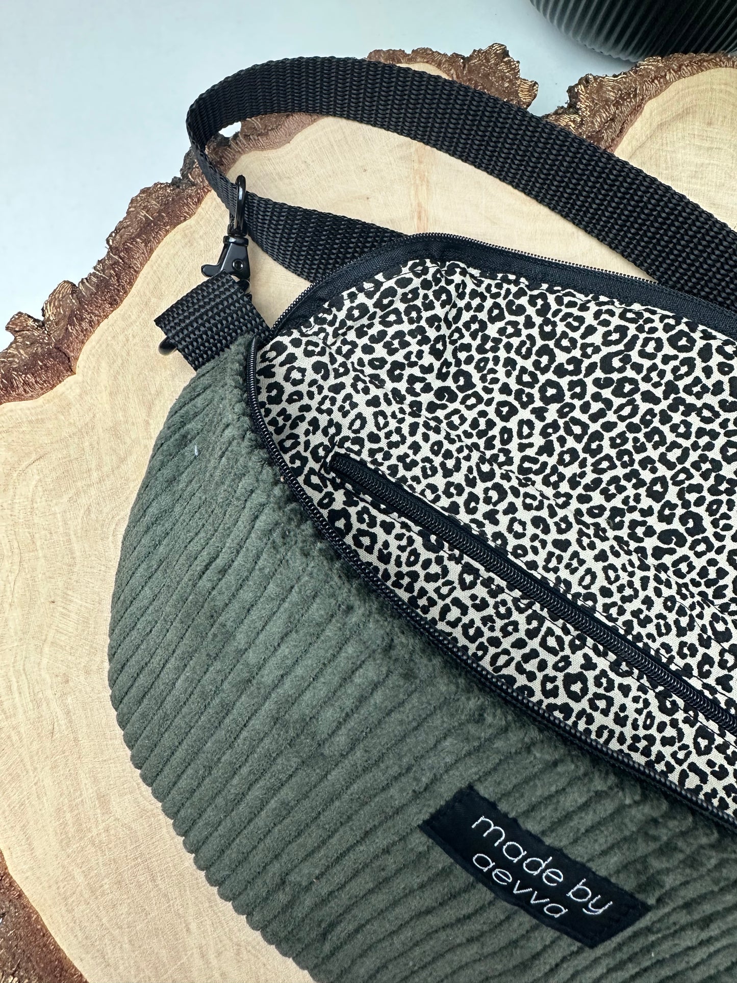 Midi Bauchtasche aus Cord in Olive mit Leomuster - Für Alltag und Freizeit - handgemacht in DE