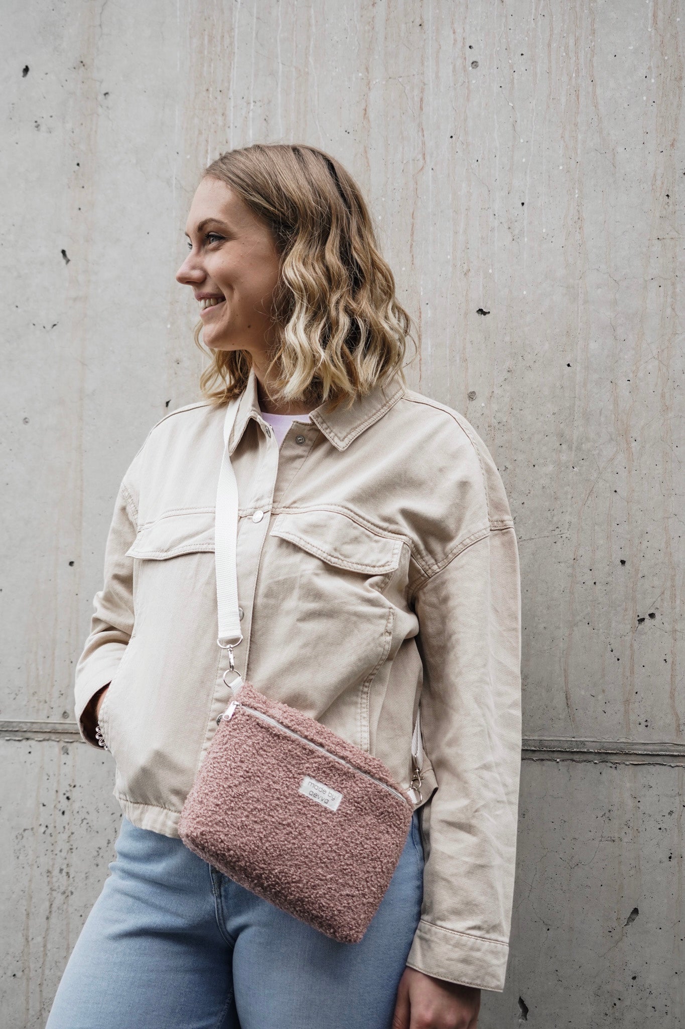 Umhängetasche in rosa aus Teddy-Stoff