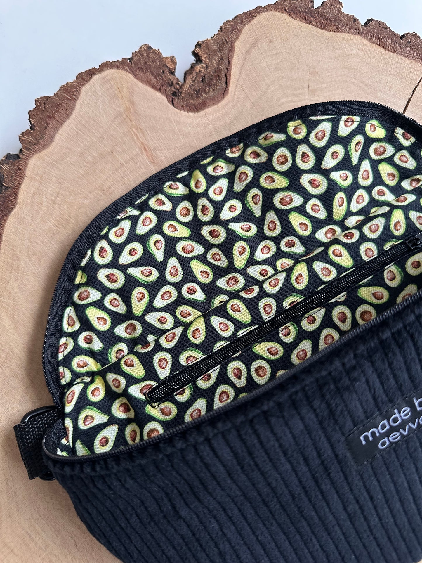 Midi Bauchtasche aus Cord in schwarz mit Avocado Muster - Für Alltag und Freizeit - madebyaevva
