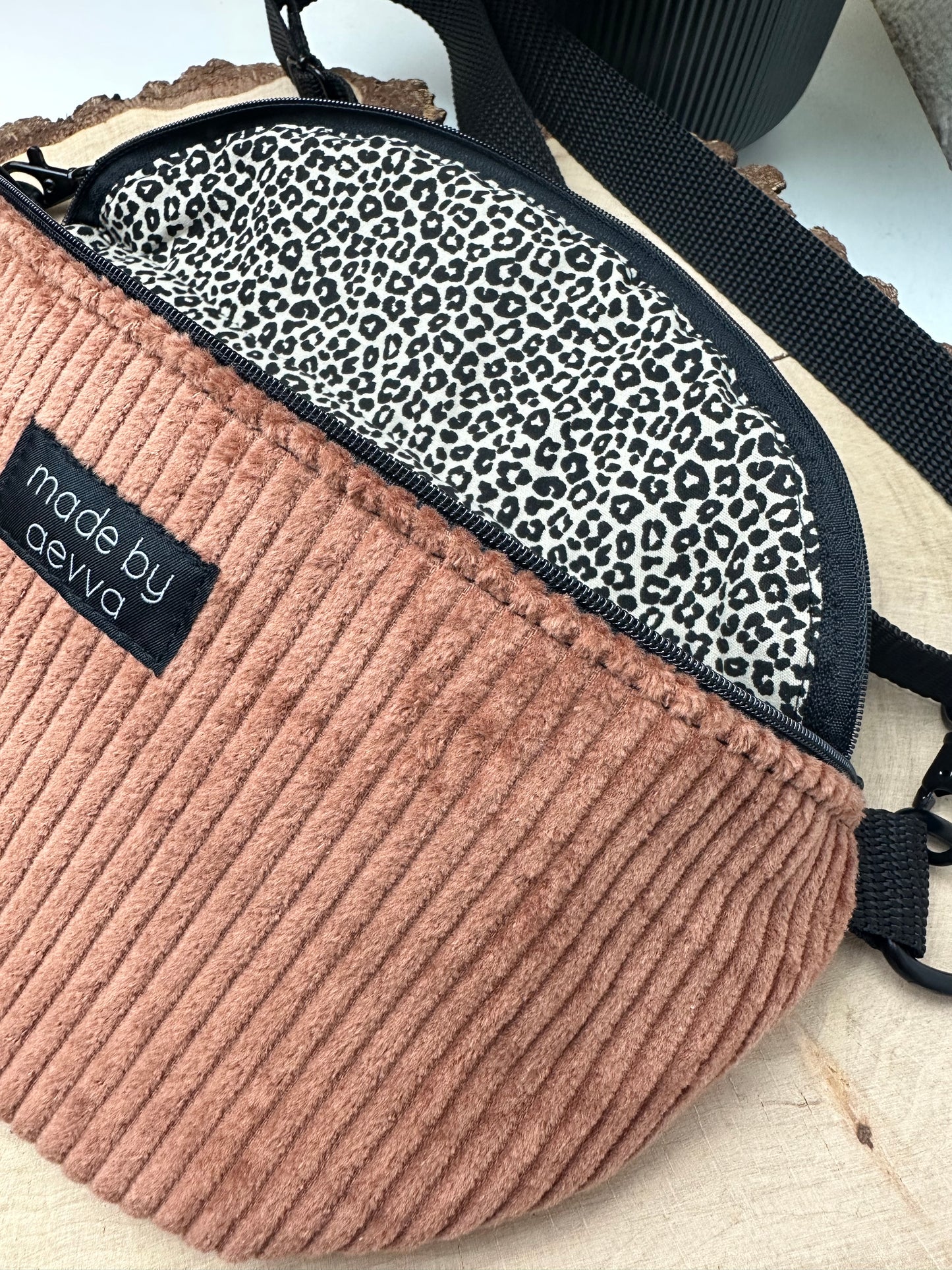 Midi Bauchtasche aus Cord in Kupfer mit Leo - Für Alltag und Freizeit - handgemacht in DE