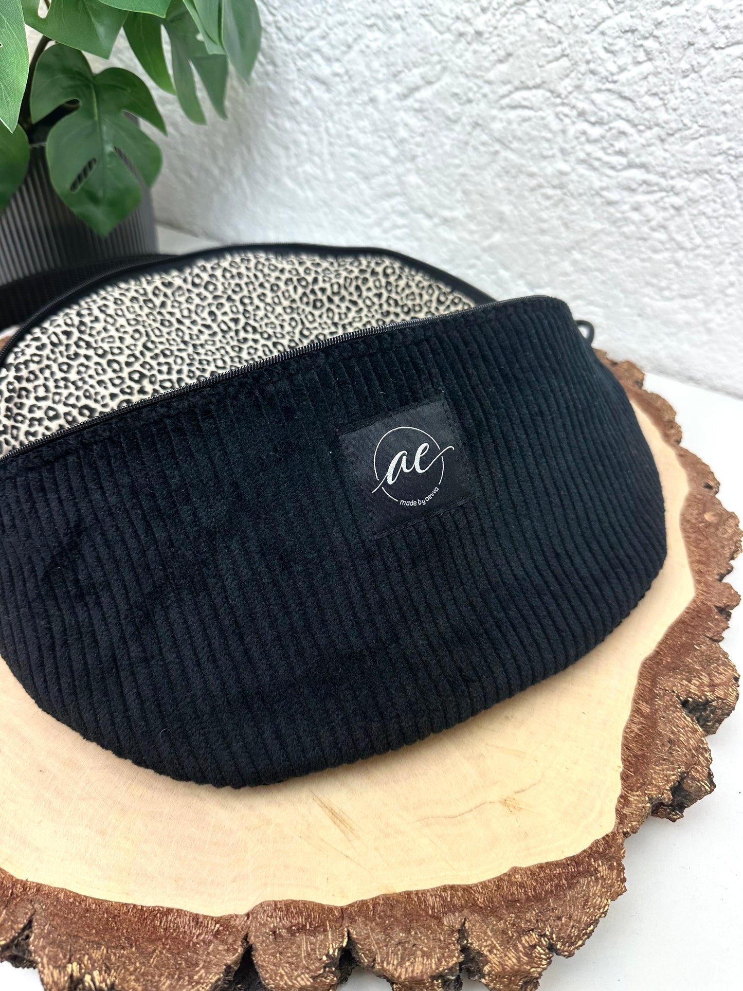 XL Bauchtasche aus Cord Stoff in schwarz mit Leomuster mit Innentasche