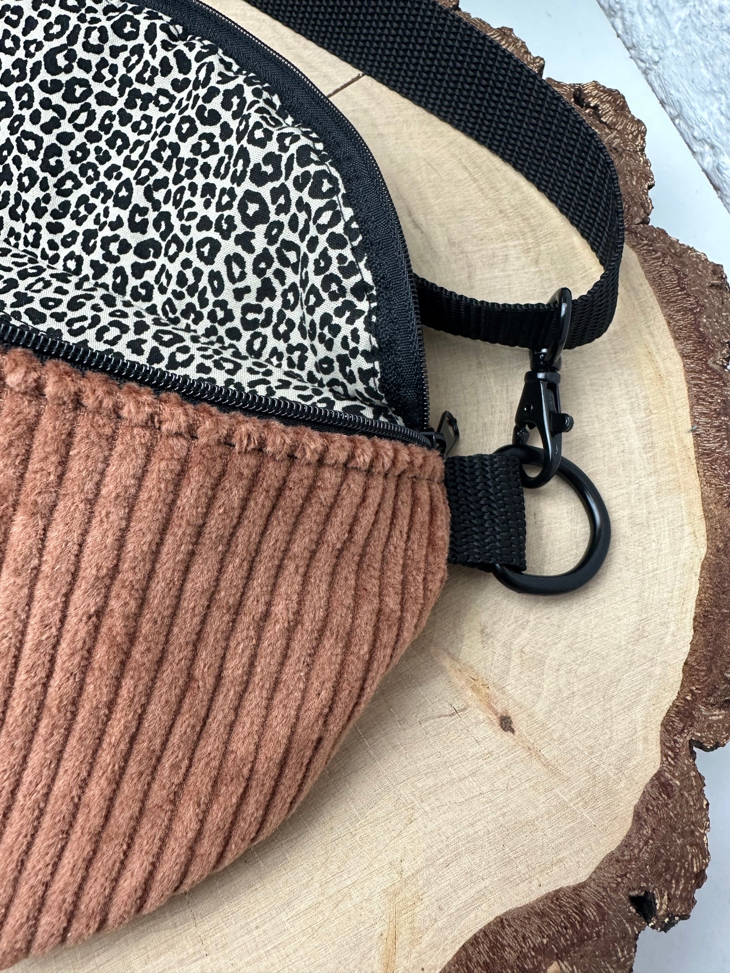 Midi Bauchtasche aus Cord in Kupfer mit Leo - Für Alltag und Freizeit - handgemacht in DE