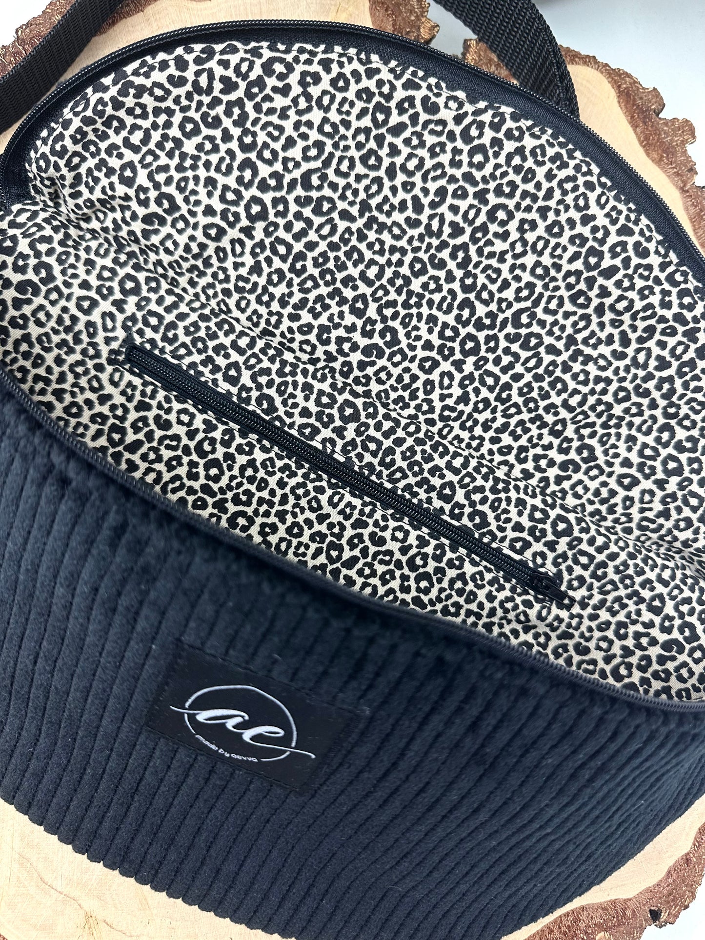 XL Bauchtasche aus Cord Stoff in schwarz mit Leomuster mit Innentasche