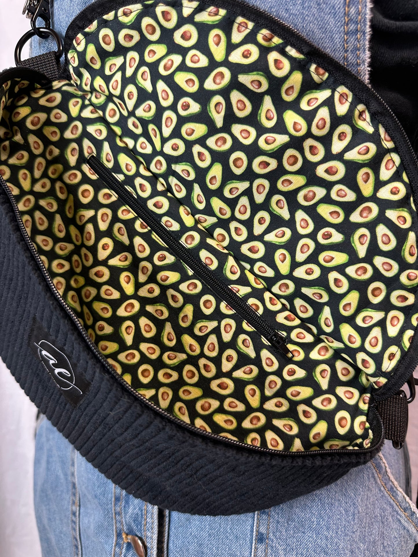 Große XL Bauchtasche aus Cord Stoff in schwarz mit Avocado Muster und Innentasche - Für Alltag und Freizeit