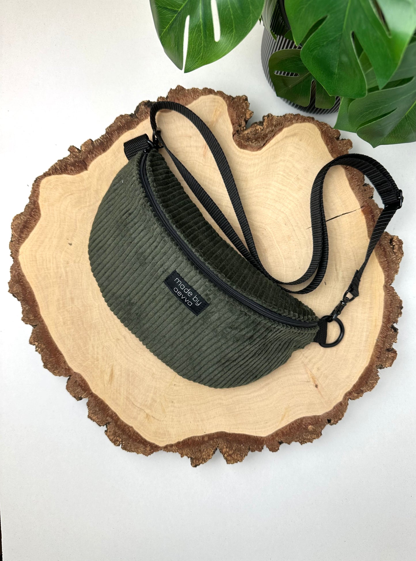 Midi Bauchtasche aus Cord in Olive mit Leomuster - Für Alltag und Freizeit - handgemacht in DE