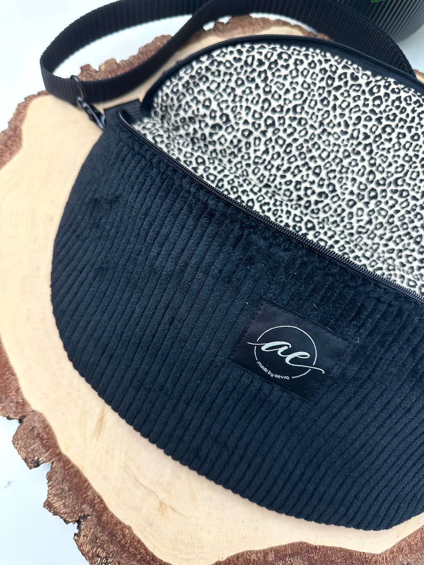 XL Bauchtasche aus Cord Stoff in schwarz mit Leomuster mit Innentasche