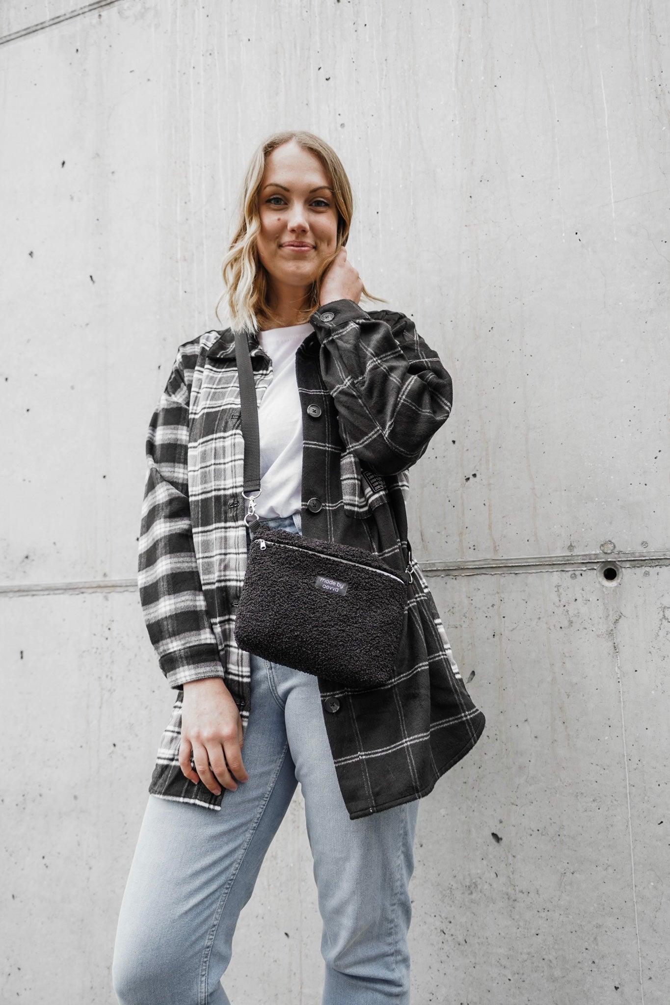 Umhängetasche in schwarz aus Teddy-Stoff