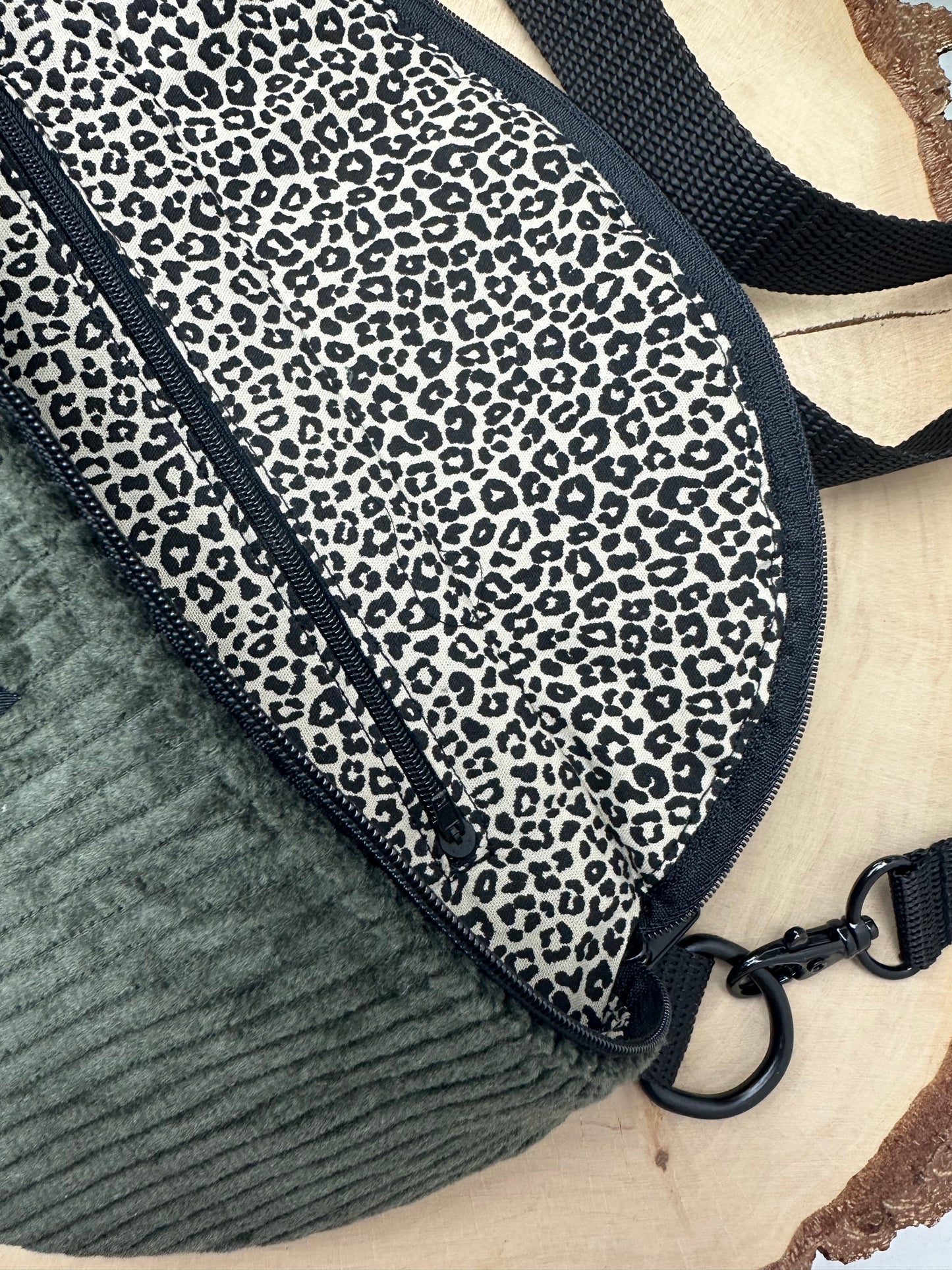 Midi Bauchtasche aus Cord in Olive mit Leomuster - Für Alltag und Freizeit - handgemacht in DE