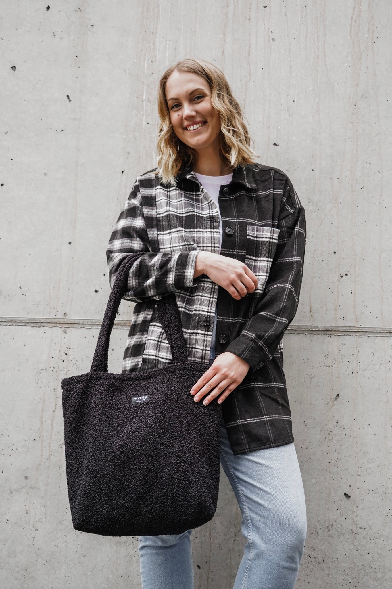 Shopper in schwarz aus Teddy-Stoff