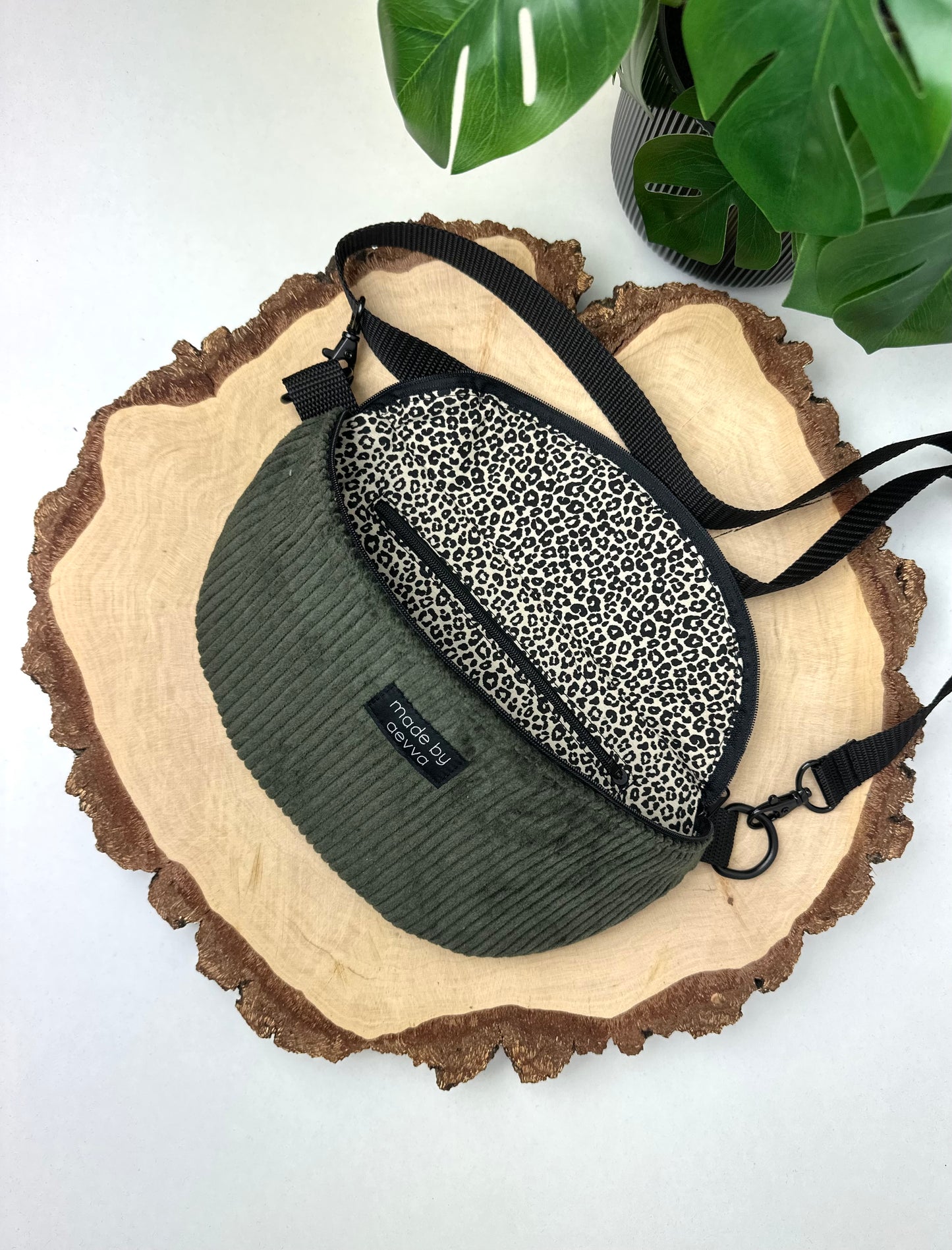 Handgemachte Midi Bauchtasche aus Cord in Olive - Für Alltag und Freizeit / made in Germany