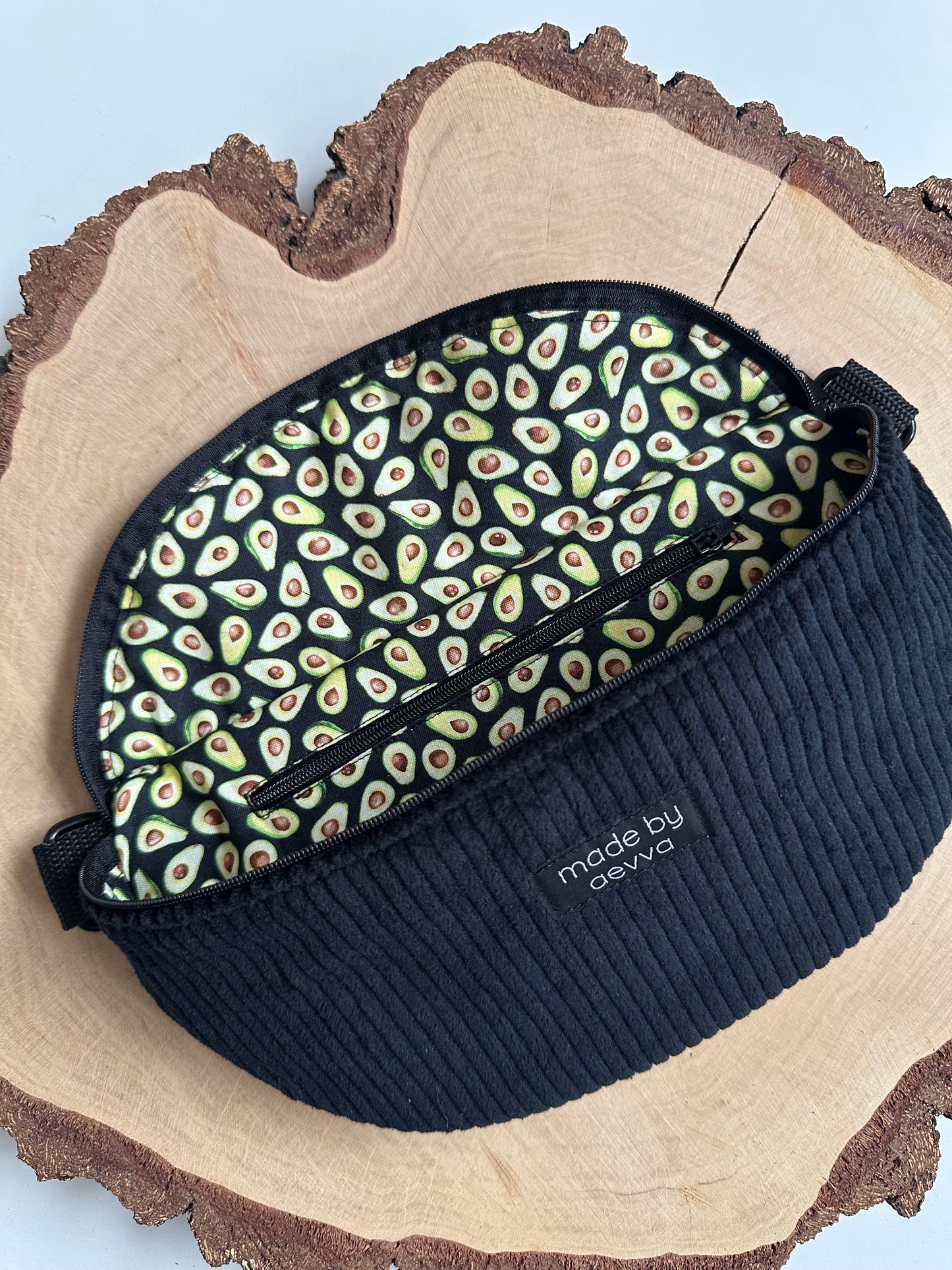 Midi Bauchtasche aus Cord in schwarz mit Avocado Muster - Für Alltag und Freizeit - madebyaevva