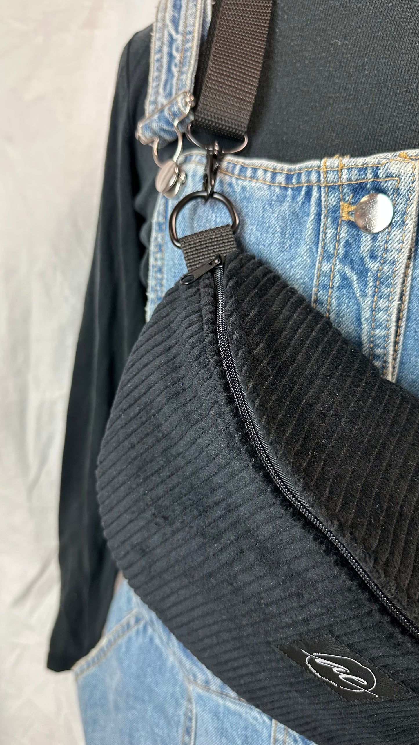 Große XL Bauchtasche aus Cord Stoff in schwarz mit Avocado Muster und Innentasche - Für Alltag und Freizeit