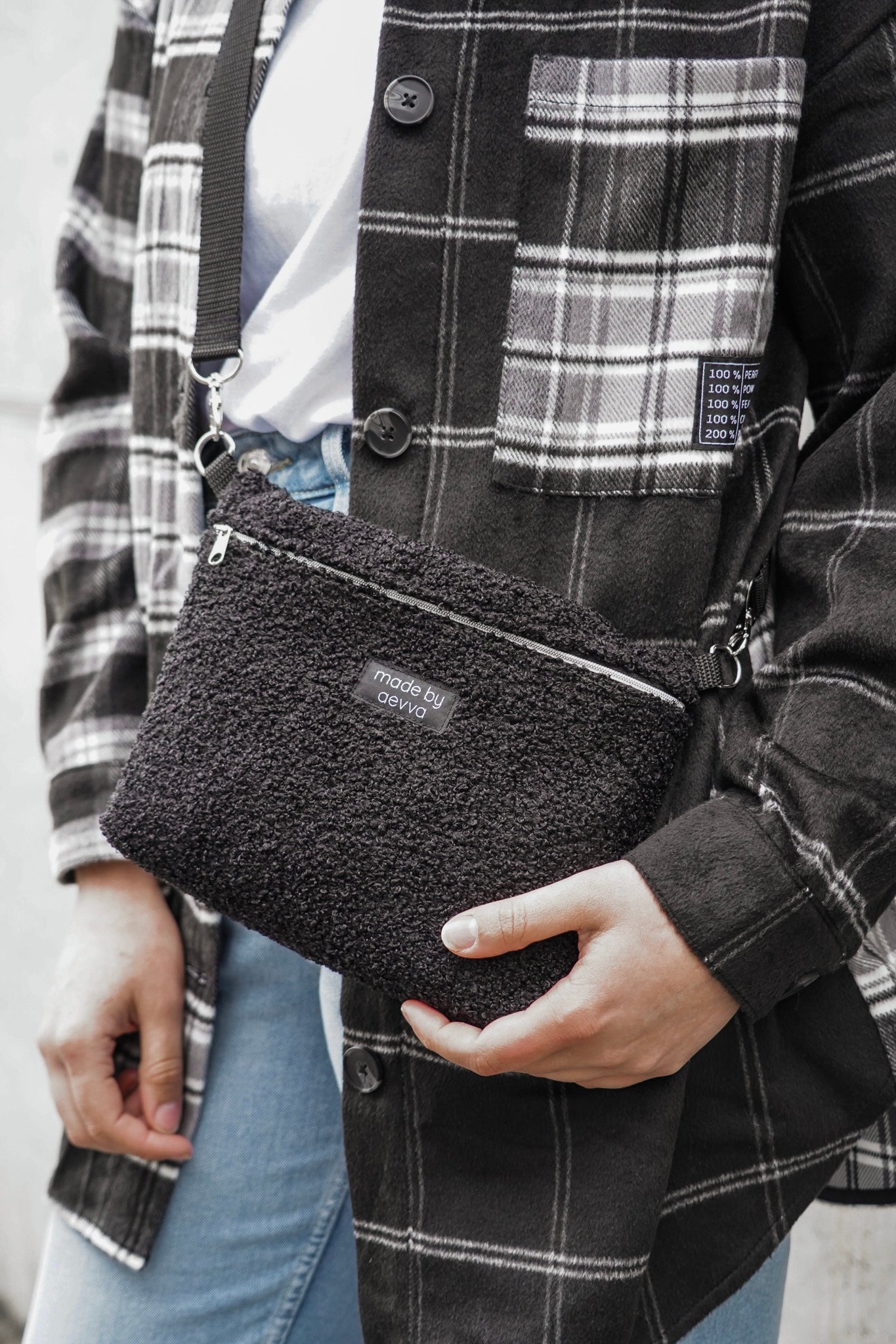 Umhängetasche in schwarz aus Teddy-Stoff
