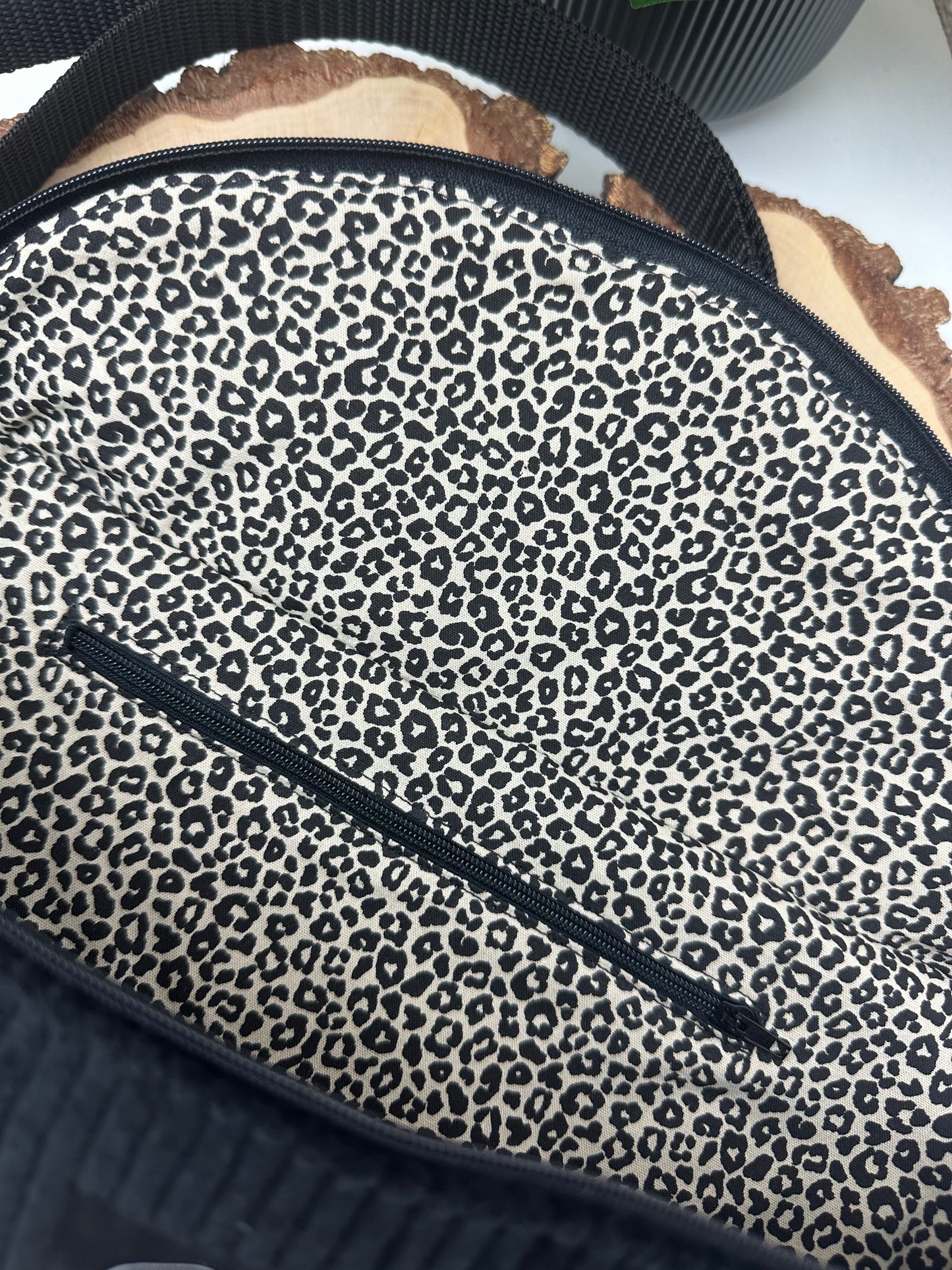 XL Bauchtasche aus Cord Stoff in schwarz mit Leomuster mit Innentasche