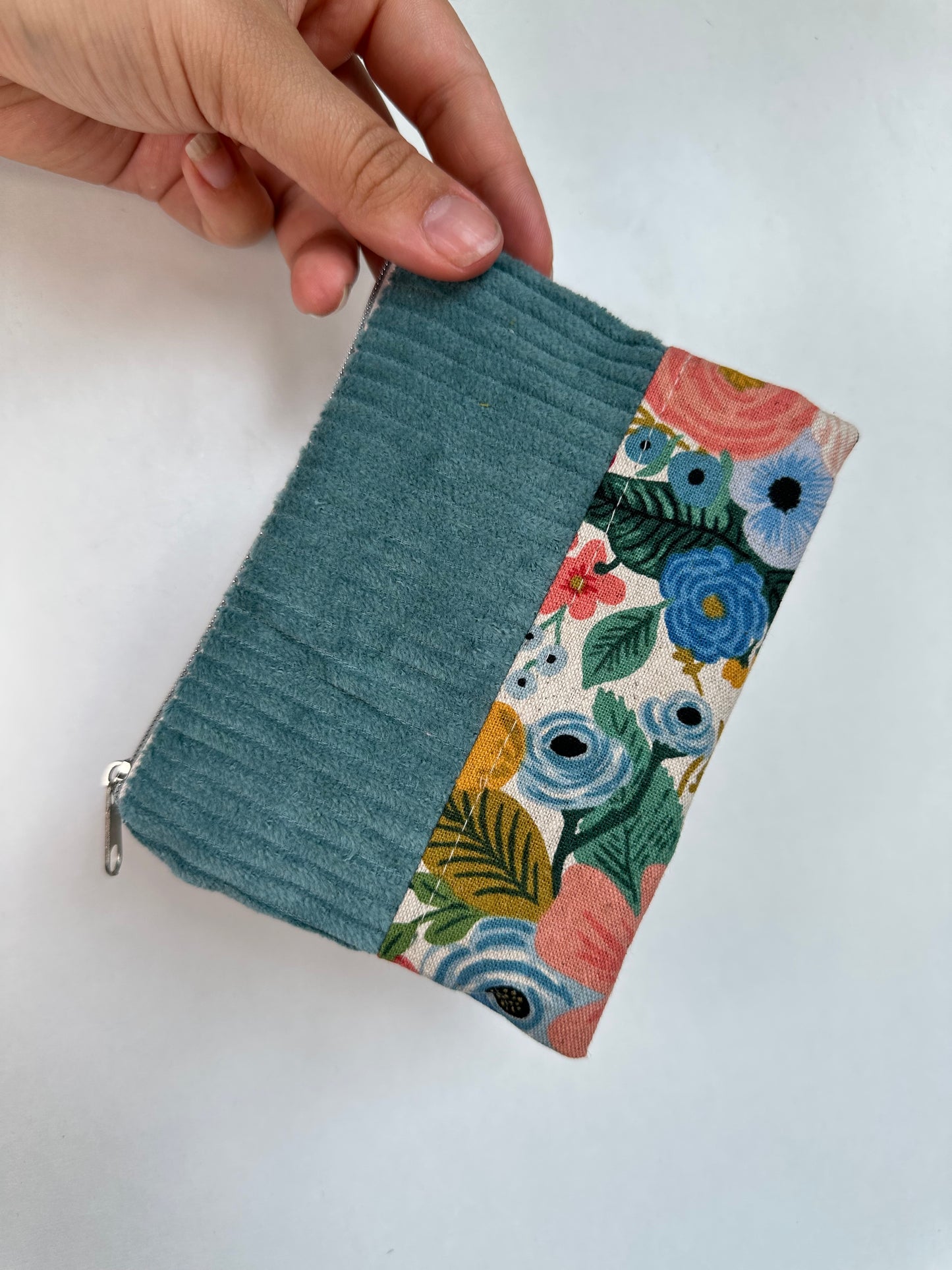 Handgefertigtes Täschchen aus Baumwolle und Cord als Reisetaschen Organizer
