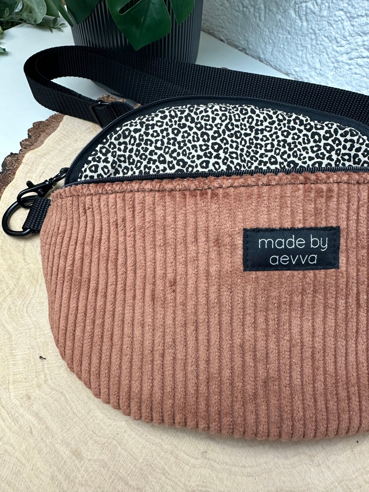 Midi Bauchtasche aus Cord in Kupfer - Für Alltag und Freizeit - made in Germany