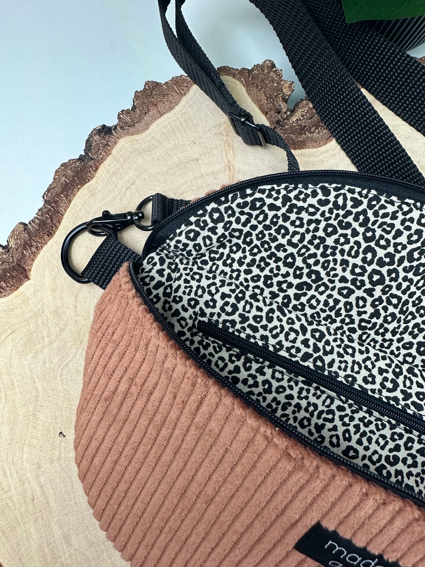 Midi Bauchtasche aus Cord in Kupfer mit Leo - Für Alltag und Freizeit - handgemacht in DE