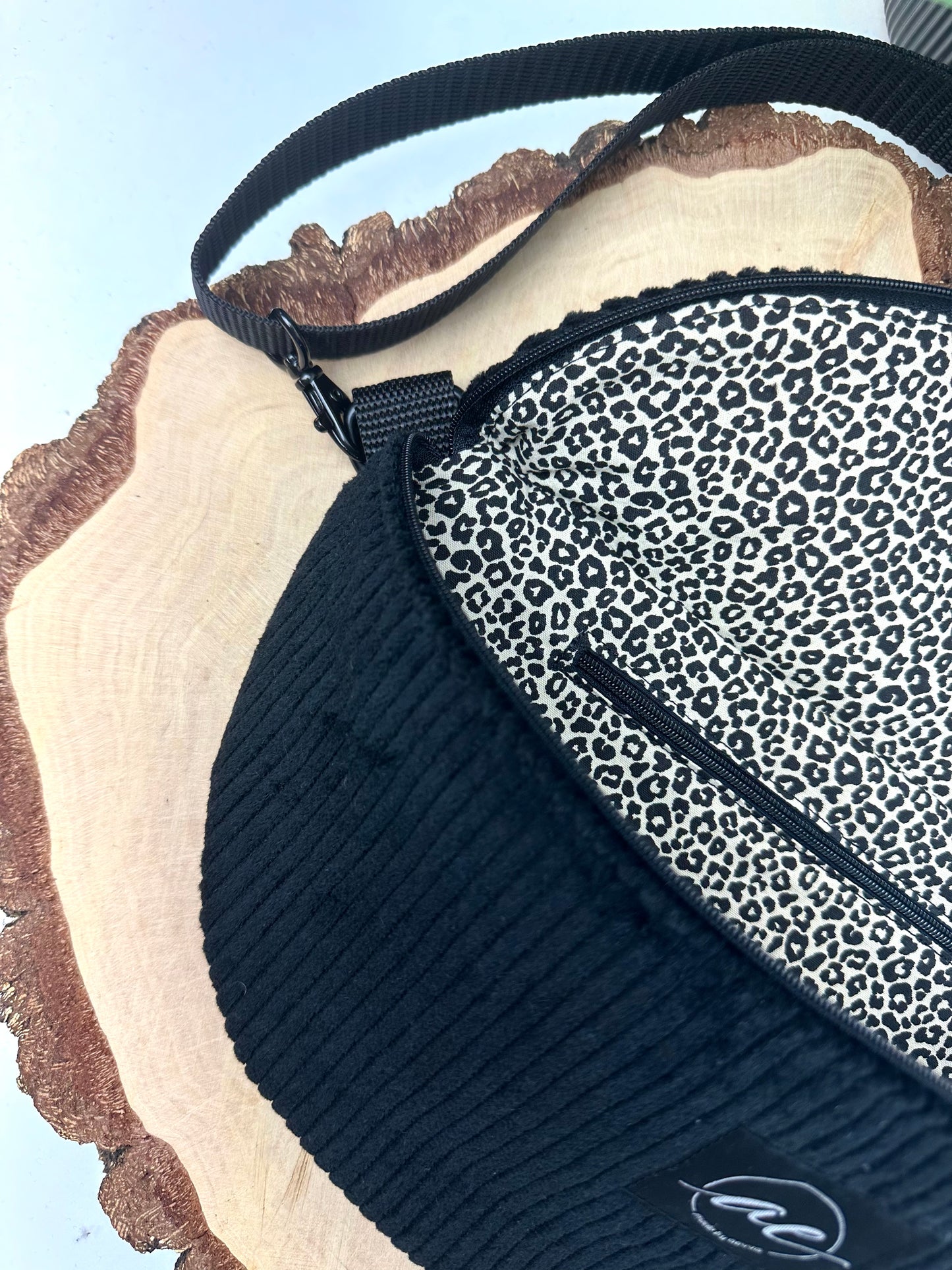 XL Bauchtasche aus Cord Stoff in schwarz mit Leomuster mit Innentasche