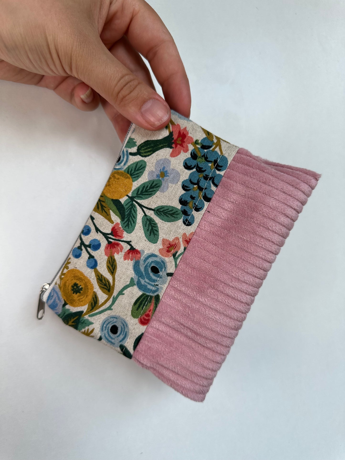 Handgefertigtes Täschchen aus Baumwolle und Cord als Reisetaschen Organizer