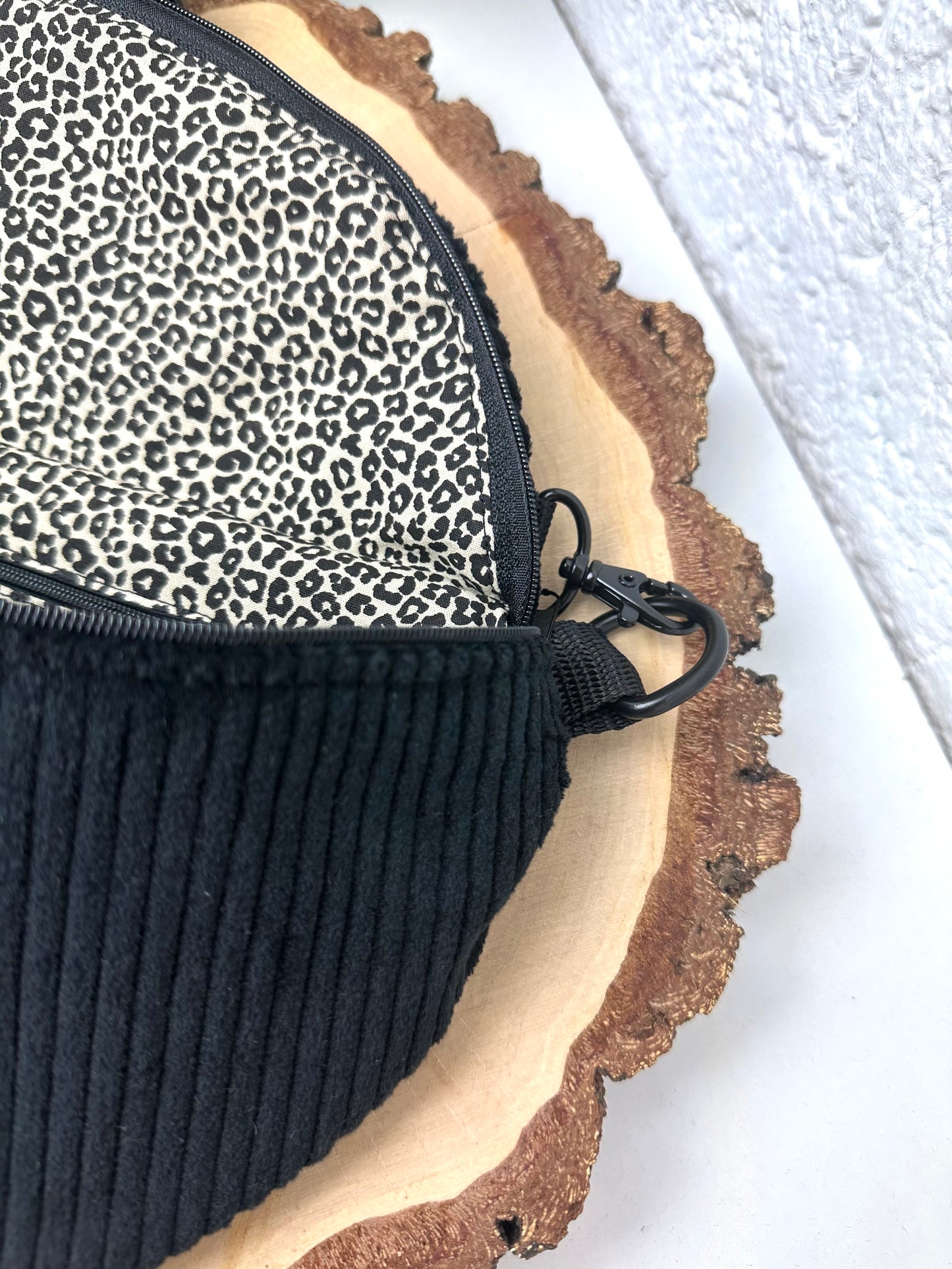 XL Bauchtasche aus Cord Stoff in schwarz mit Leomuster mit Innentasche