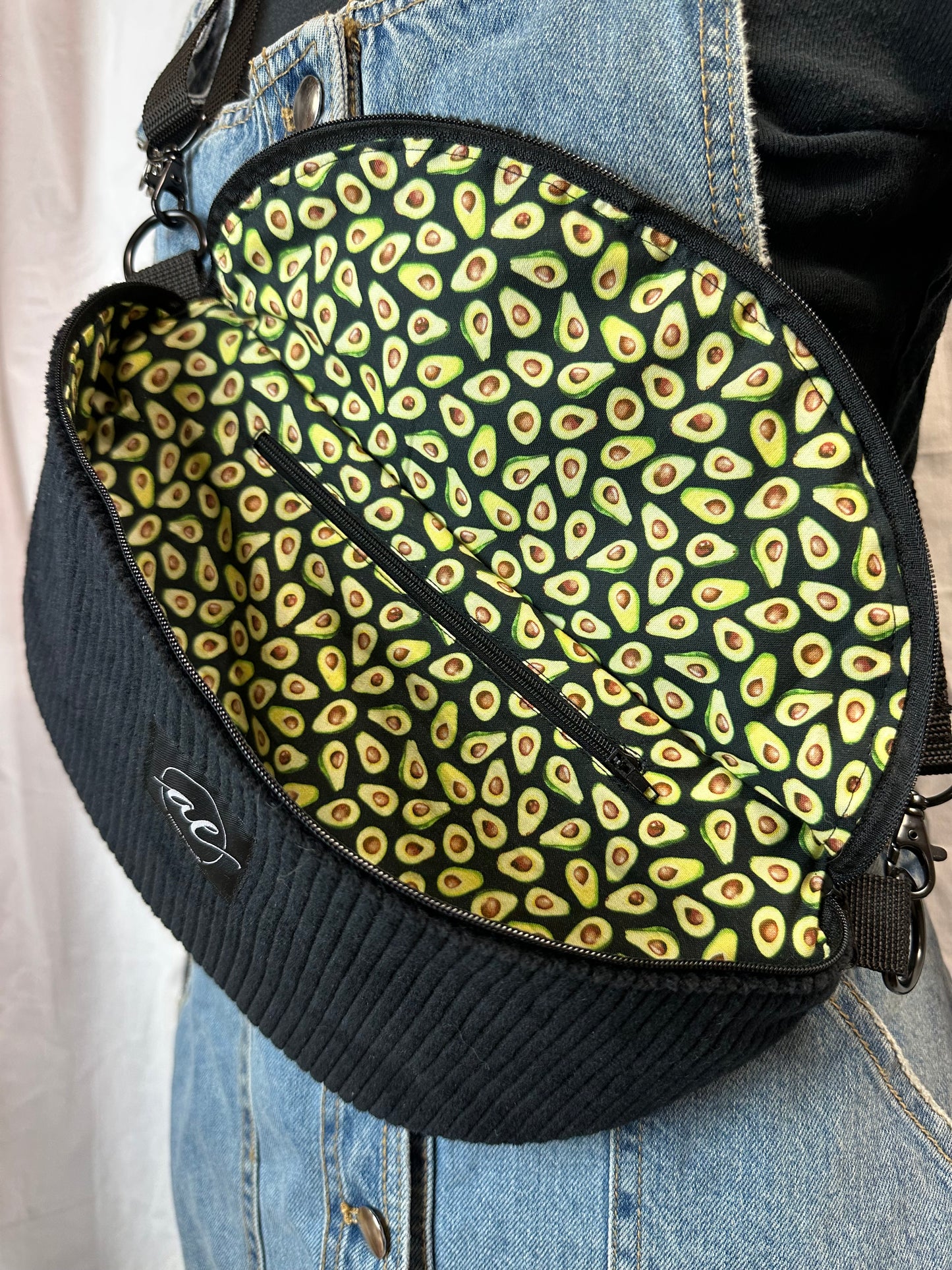 Große XL Bauchtasche aus Cord Stoff in schwarz mit Avocado Muster und Innentasche - Für Alltag und Freizeit