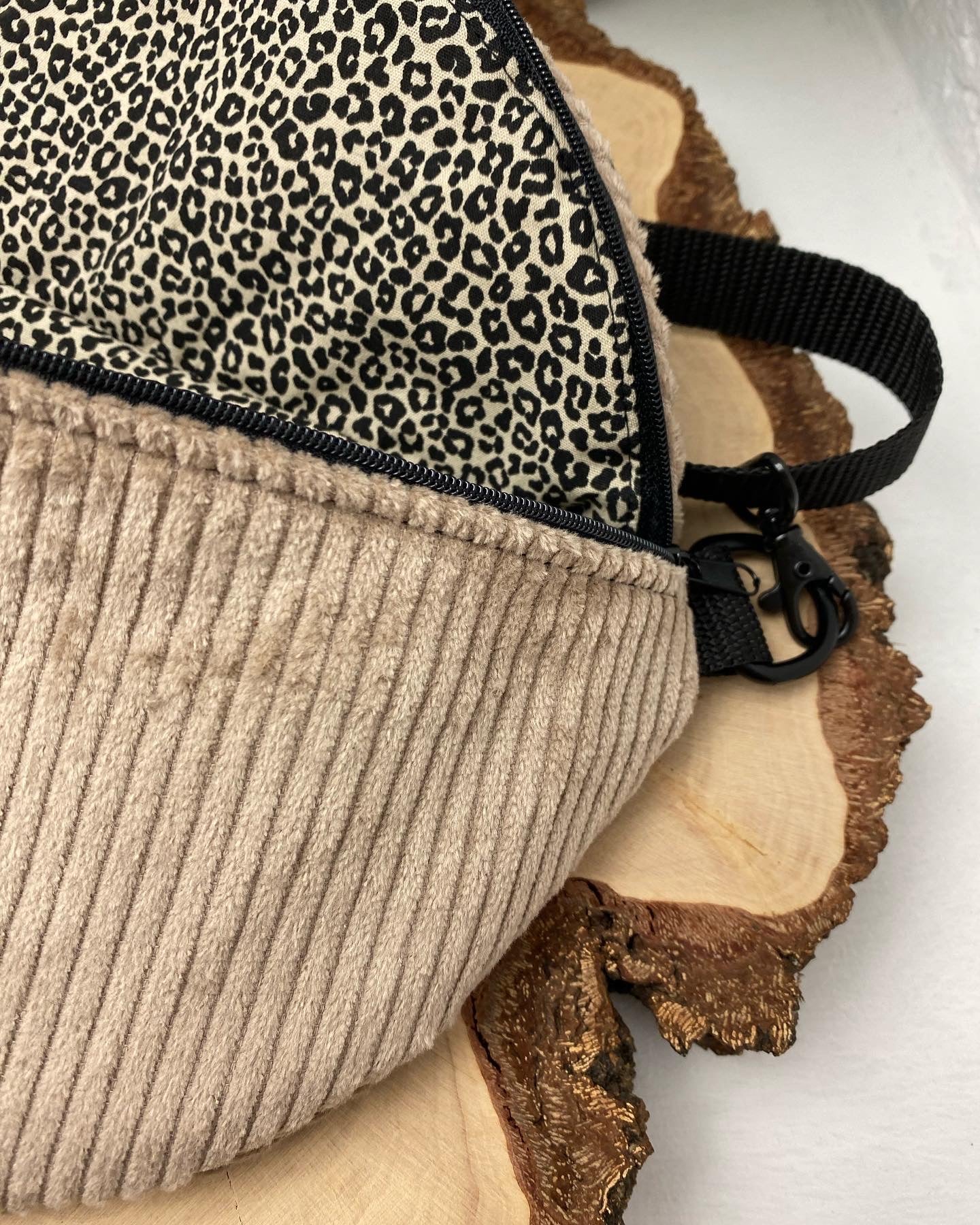 Große XL Bauchtasche aus Cord Stoff in beige mit Leo