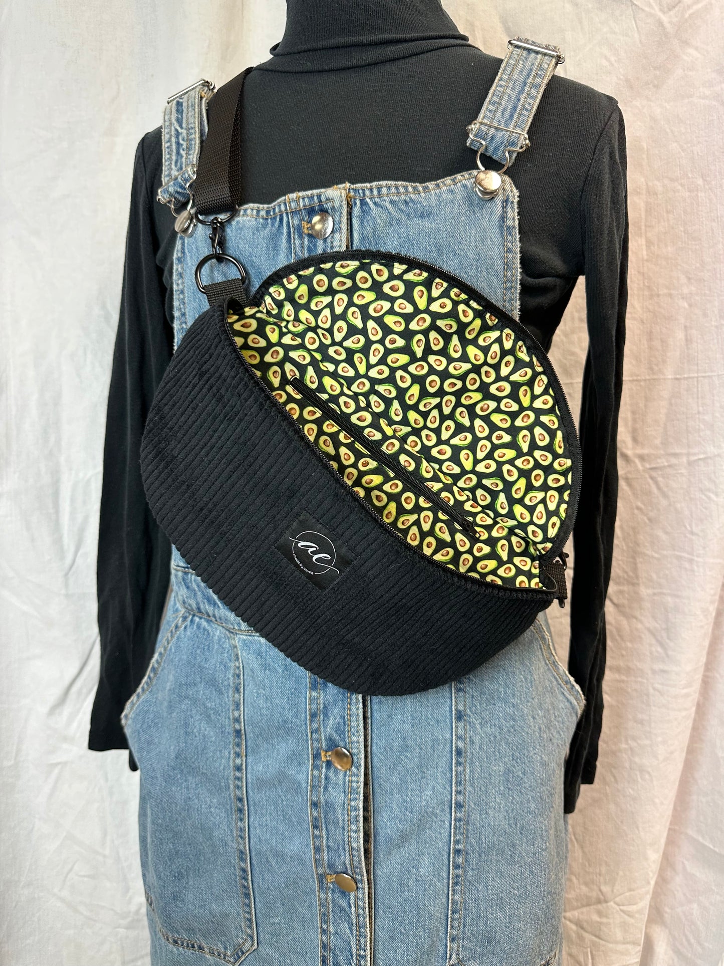 Große XL Bauchtasche aus Cord Stoff in schwarz mit Avocado Muster und Innentasche - Für Alltag und Freizeit