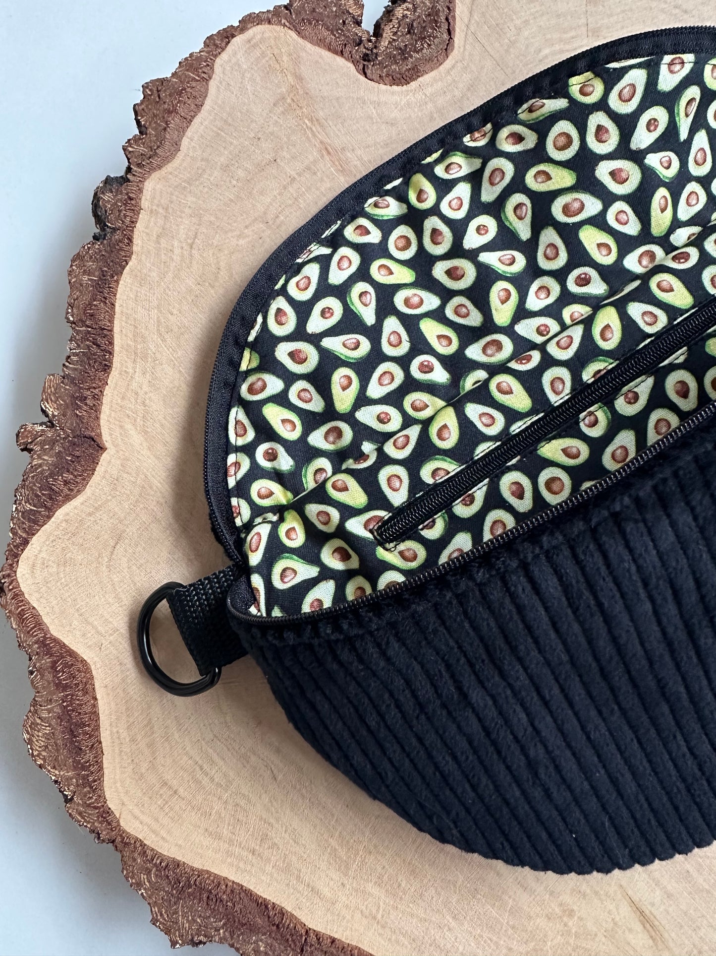 Midi Bauchtasche aus Cord in schwarz mit Avocado Muster - Für Alltag und Freizeit - madebyaevva