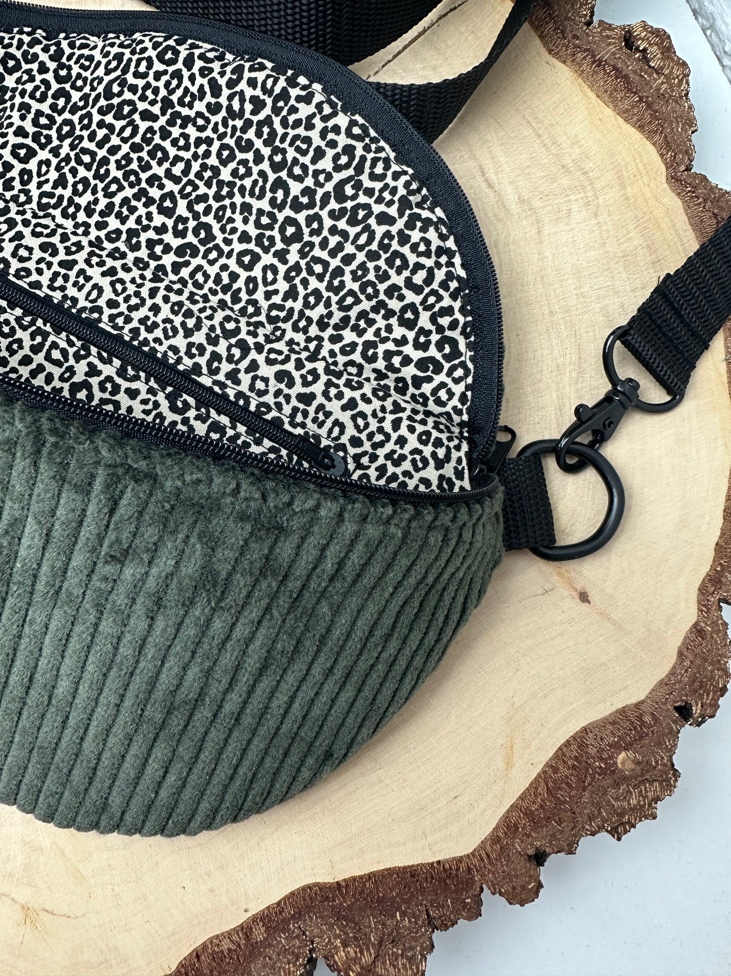 Midi Bauchtasche aus Cord in Olive mit Leomuster - Für Alltag und Freizeit - handgemacht in DE