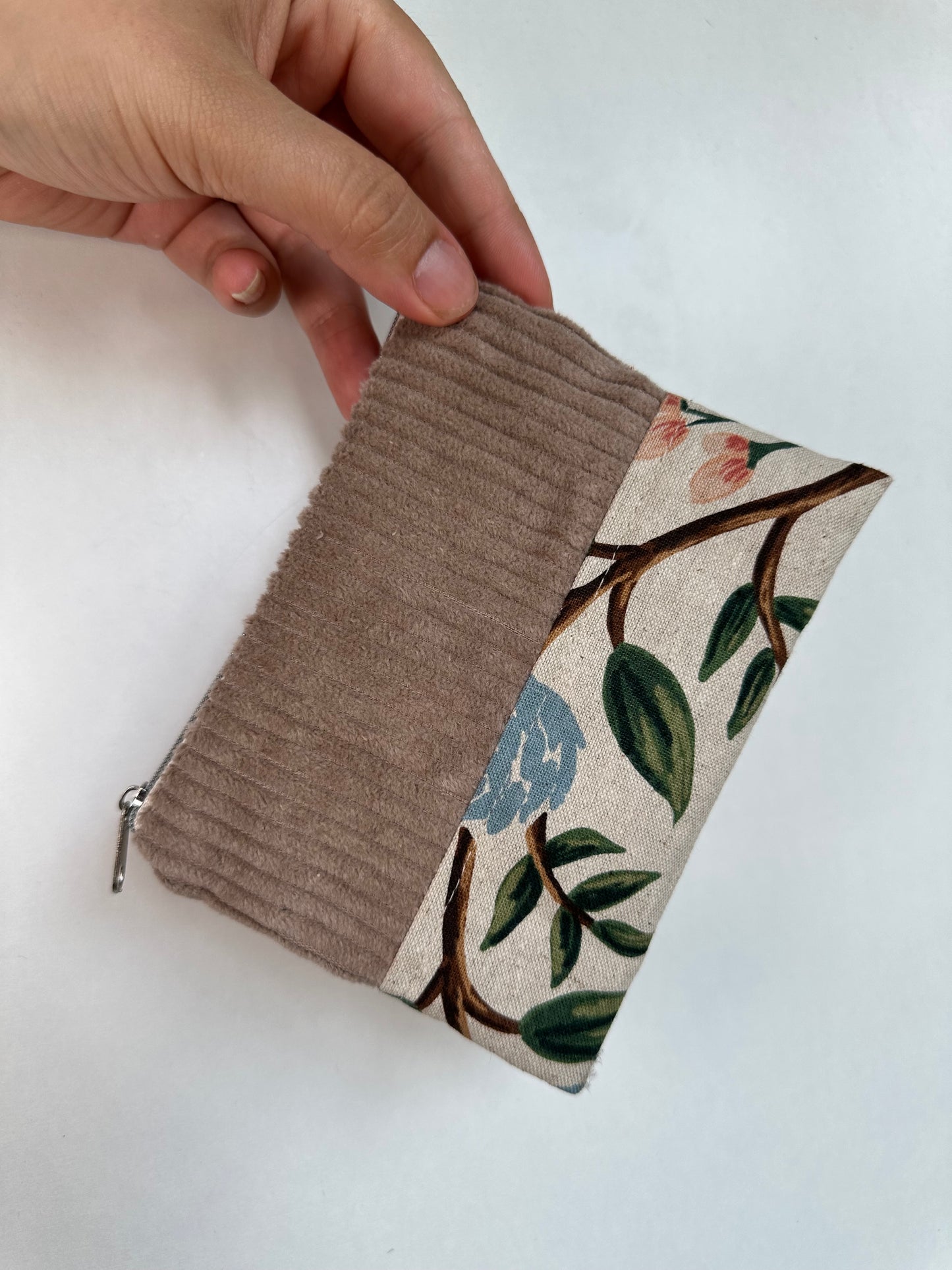 Handgefertigtes Täschchen aus Baumwolle und Cord als Reisetaschen Organizer