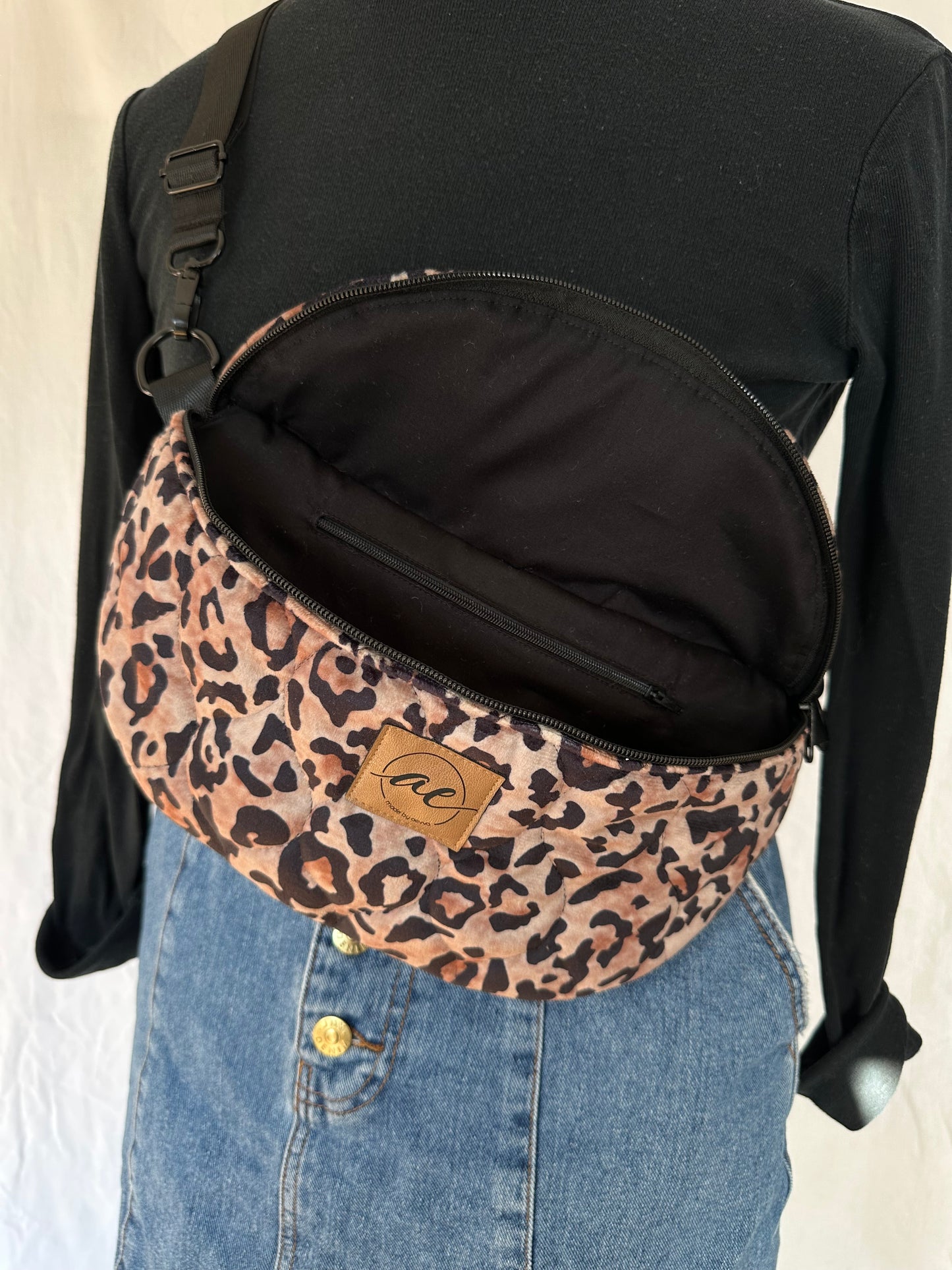 XL Bauchtasche aus Samt im Leo-Look