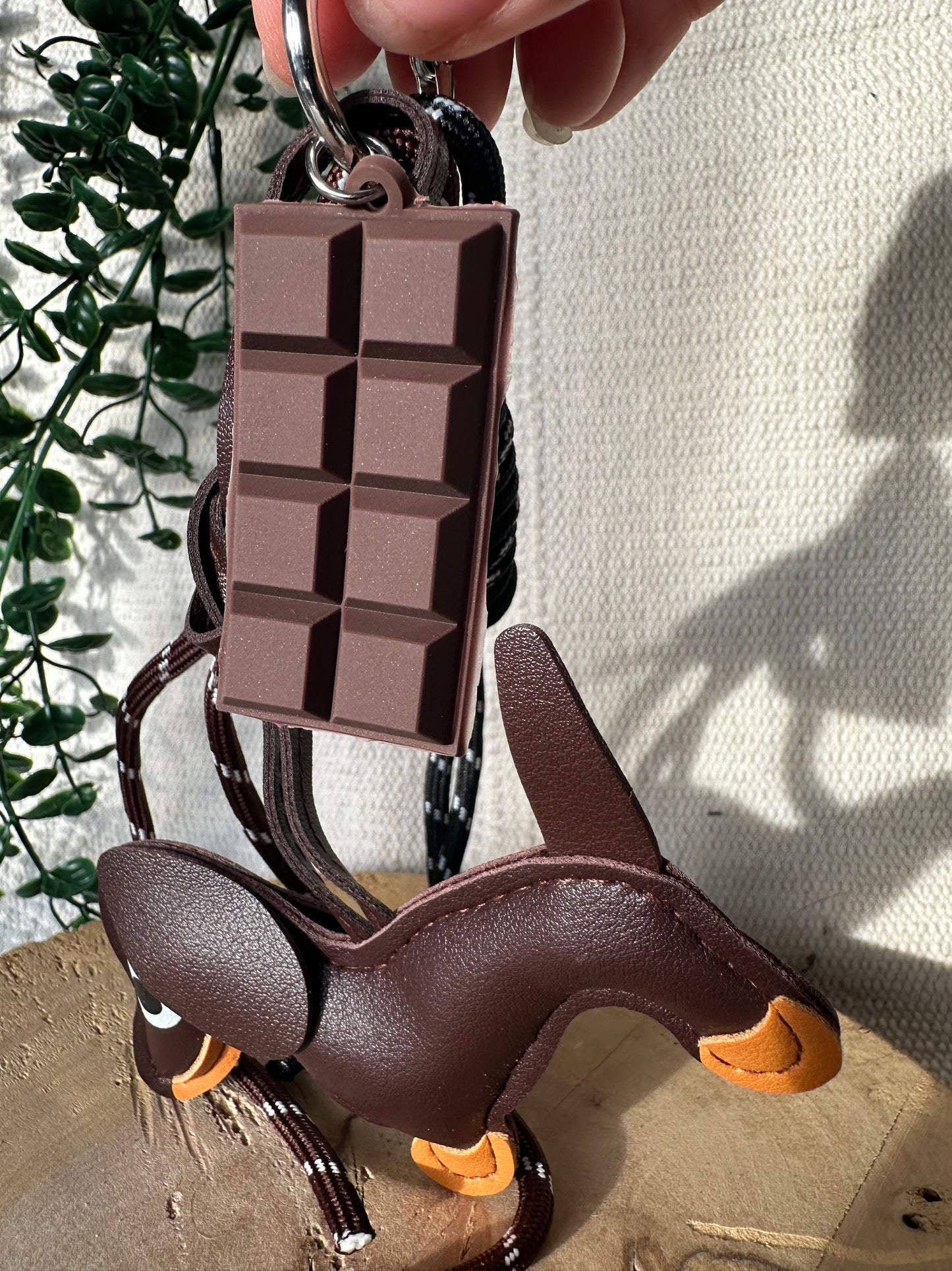 Brauner Dackel mit Schokolade - Schlüsselanhänger