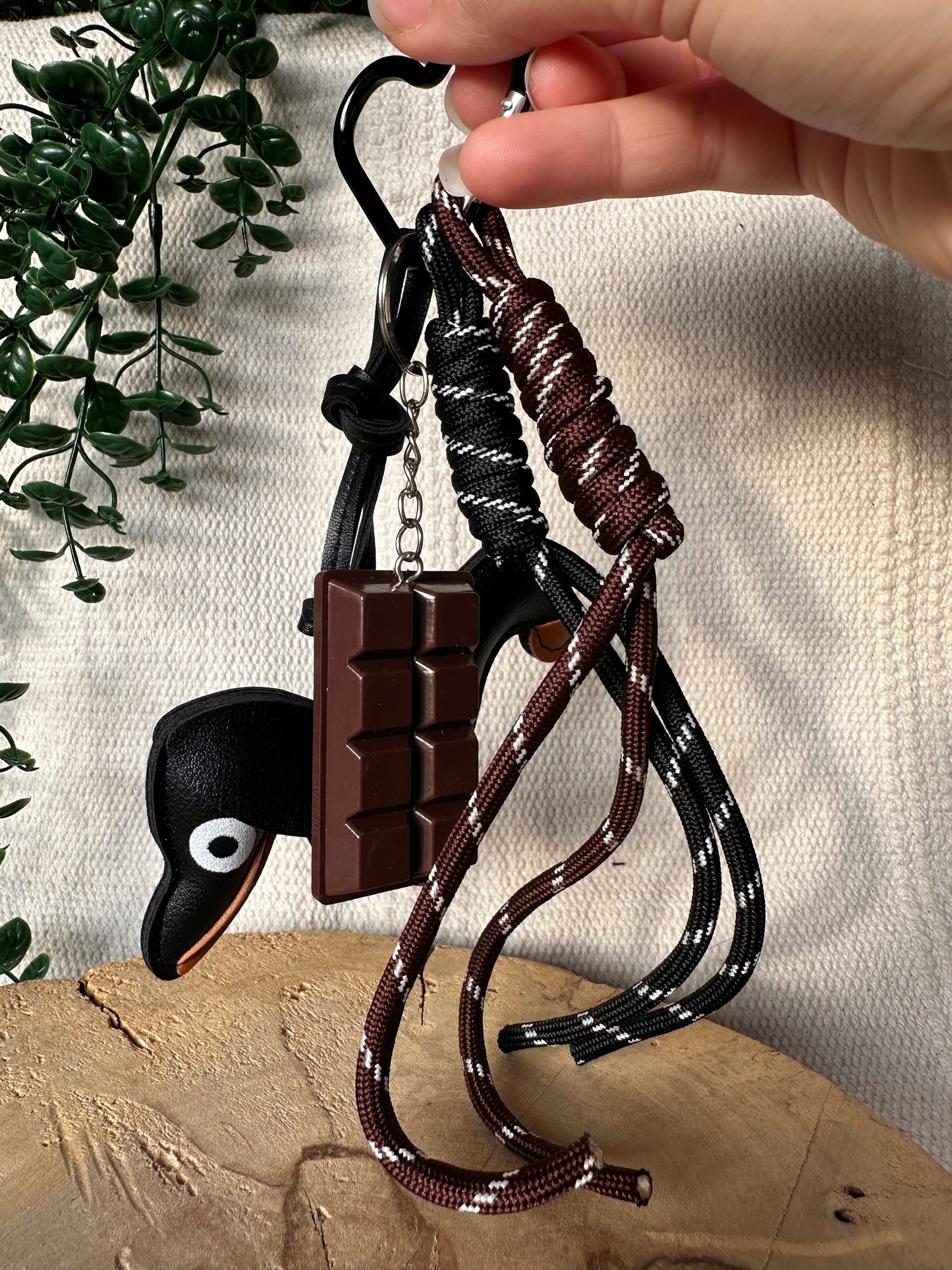 Schwarzer Dackel mit Schokolade - Schlüsselanhänger