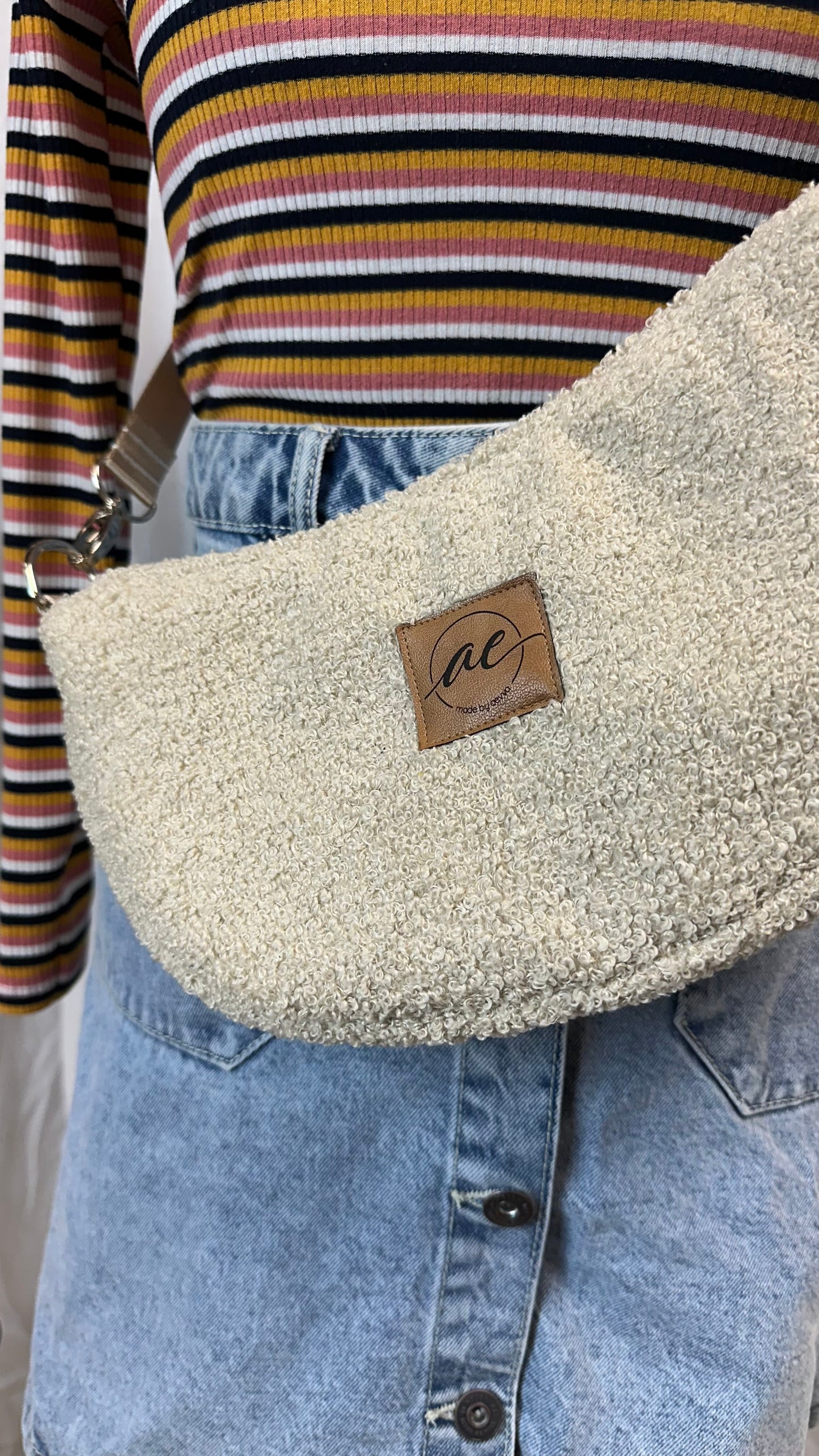 Handgemachte Half Moon Bag aus Teddy in beige – Einzigartige und Stilvolle Taschen - madebyaevva