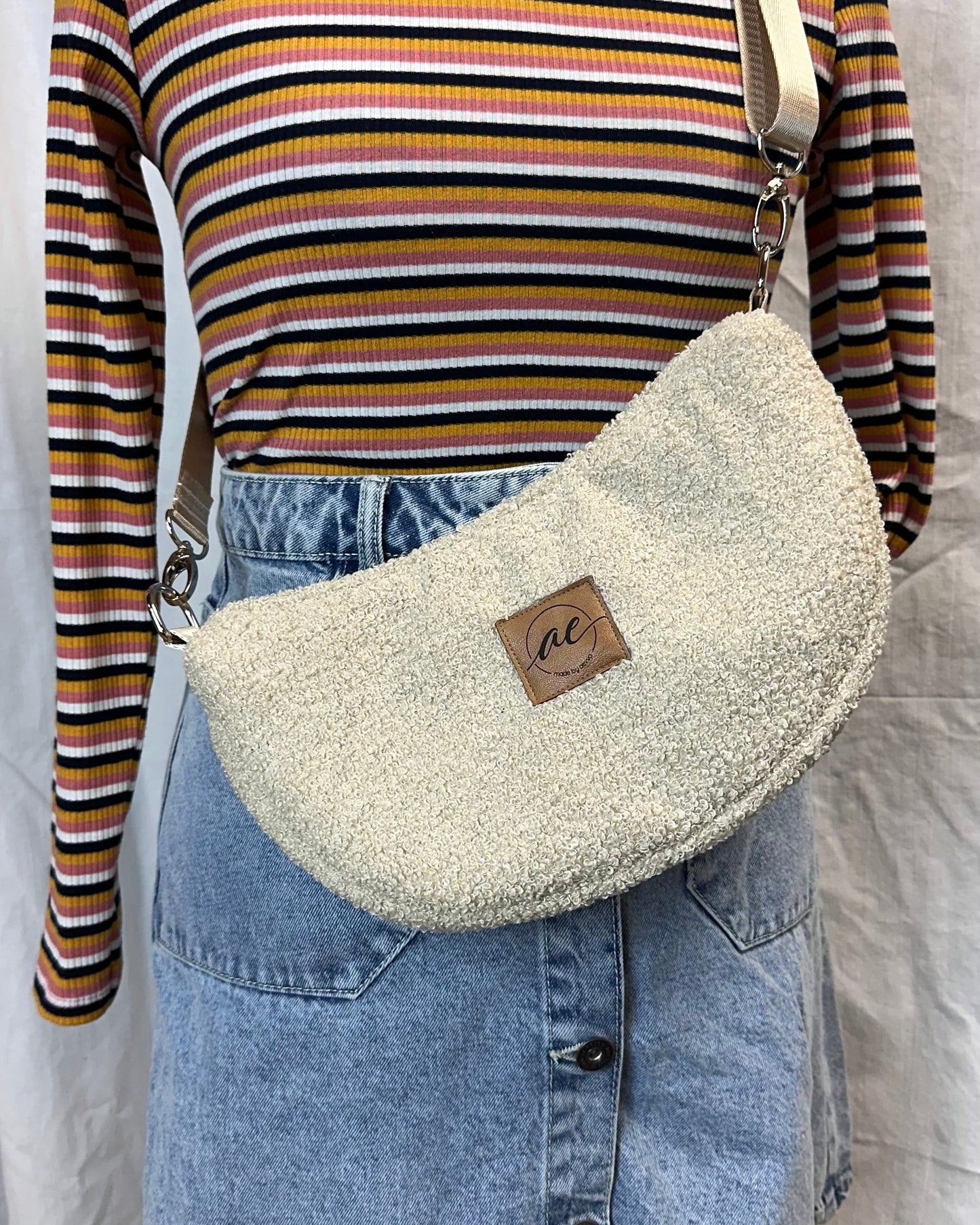 Handgemachte Half Moon Bag aus Teddy in beige – Einzigartige und Stilvolle Taschen - madebyaevva