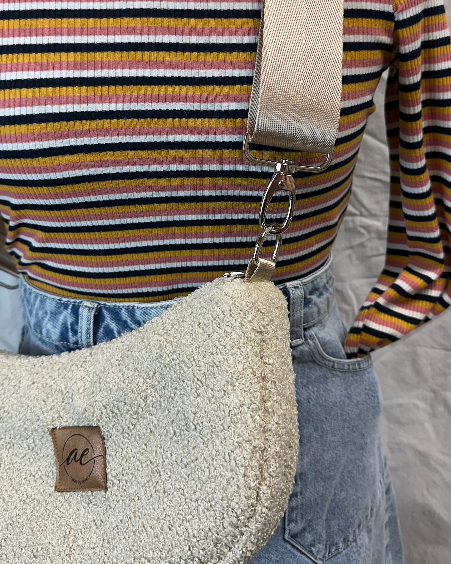 Handgemachte Half Moon Bag aus Teddy in beige – Einzigartige und Stilvolle Taschen - madebyaevva