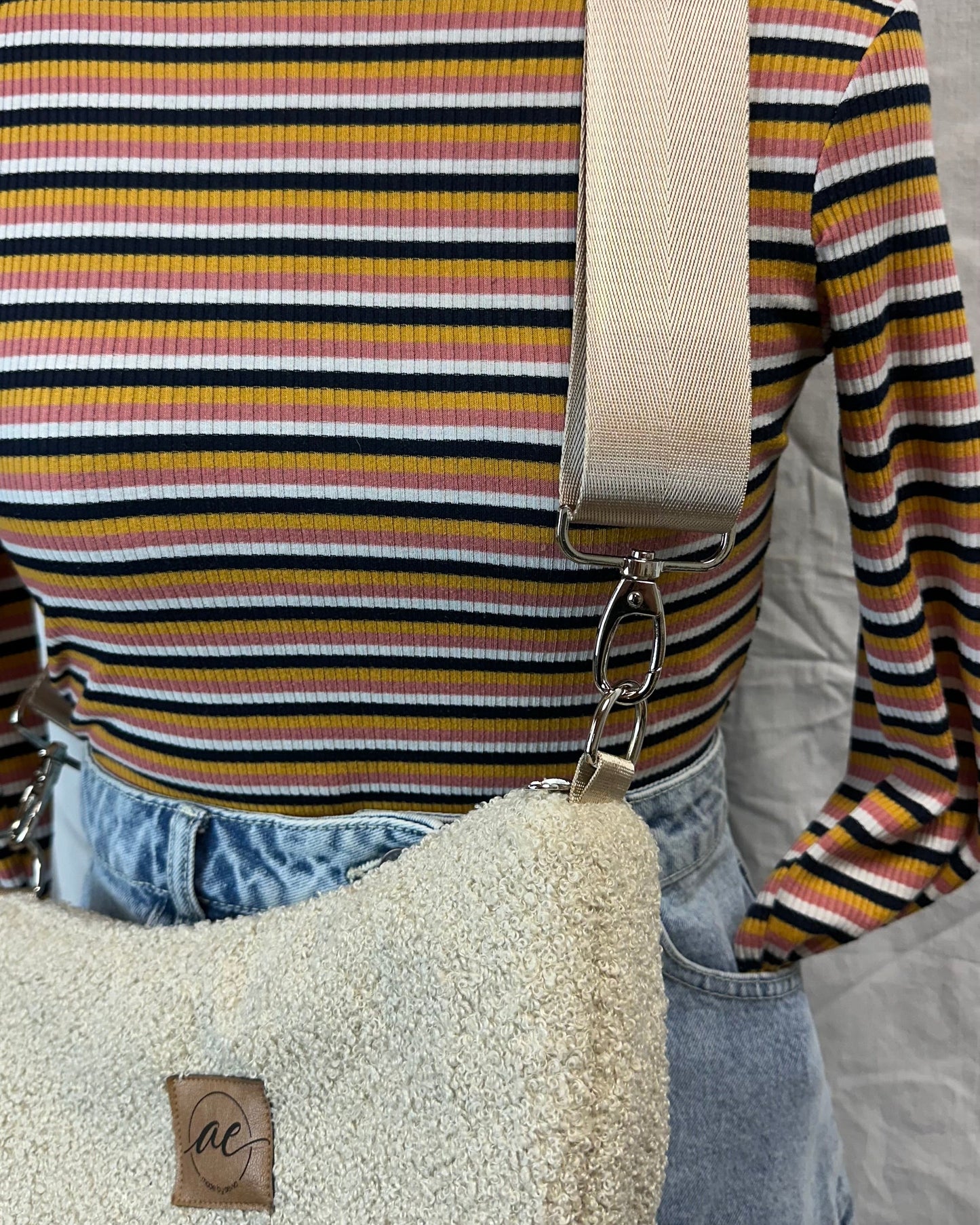 Handgemachte Half Moon Bag aus Teddy in beige – Einzigartige und Stilvolle Taschen - madebyaevva